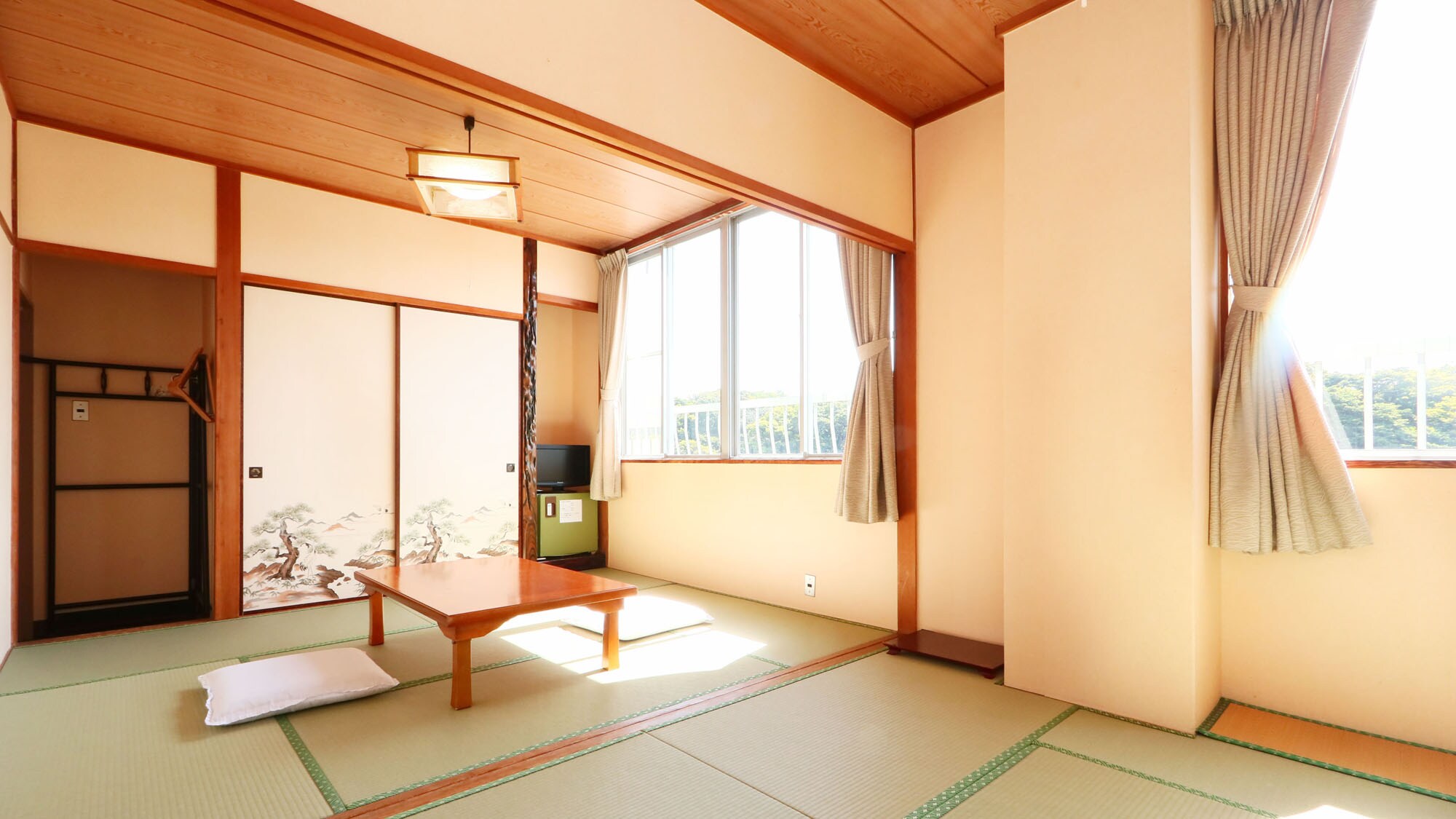 Two 6+6 tatami mat rooms - the sunlight makes you feel like you're in an extraordinary place