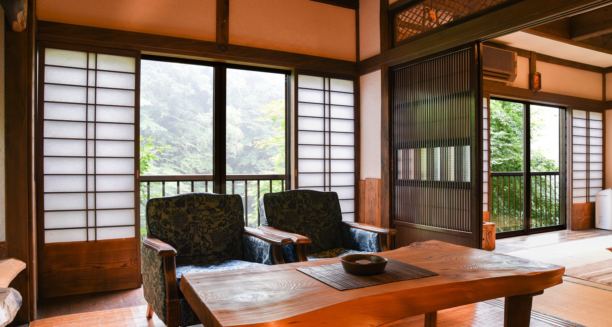 *Example of the guest room Suzuran (Japanese-style room with 10 tatami mats) on the second floor