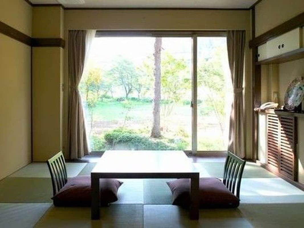 [茶室风格日式房间“Azuma”]平静的茶室具有优雅的成人氛围。窗外欣赏四季美景