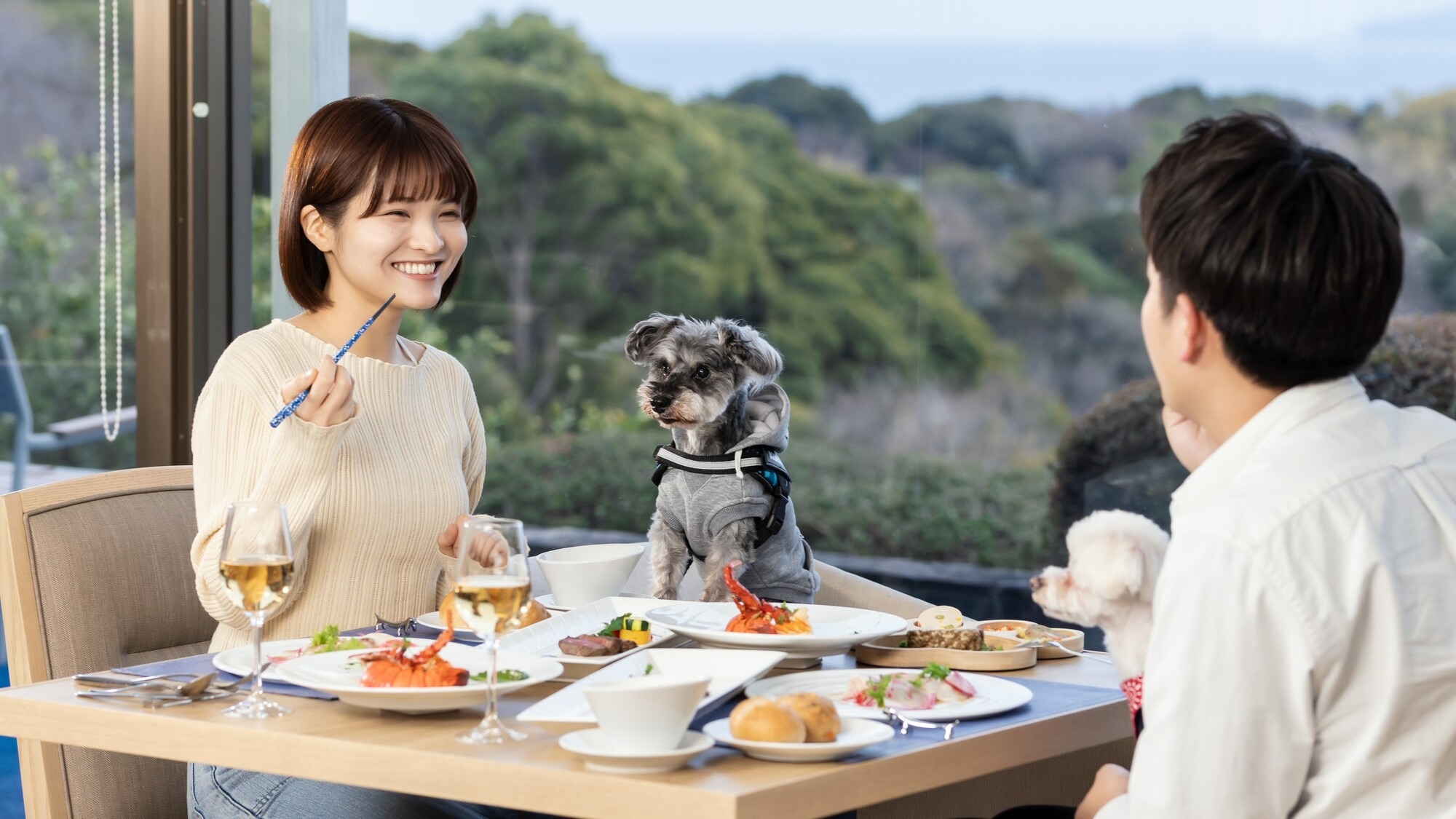 오션 뷰 레스토랑에서 식사를 즐기십시오.
