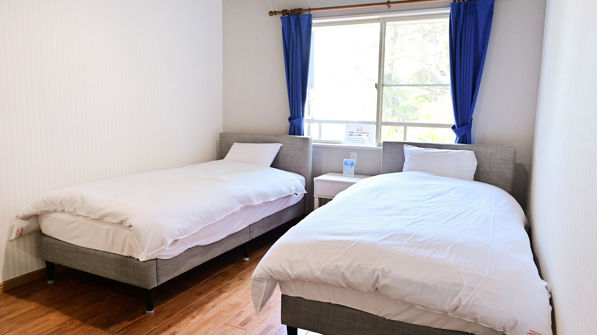 ・[Western-style room for two] A stylish bed-type room with blue accents
