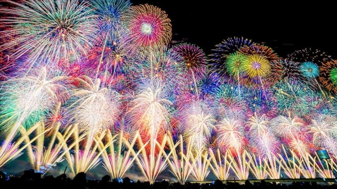 Nagaoka Fireworks★Large fireworks that fill the night sky, including the 650m diameter "Shosan-shakudama" and the "Phoenix" that is launched with a width of about 2km.
