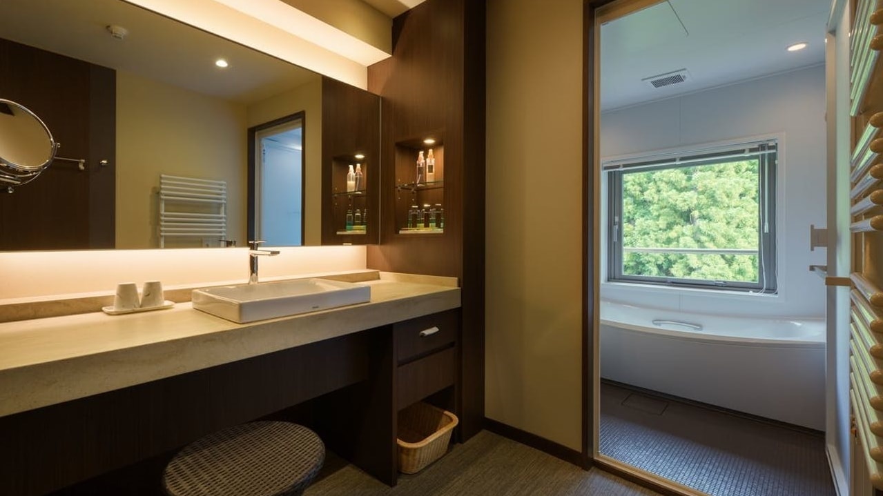 【日式摩登雙床房】從寬敞的浴室，可以看到隨著季節變化的室外景色。
