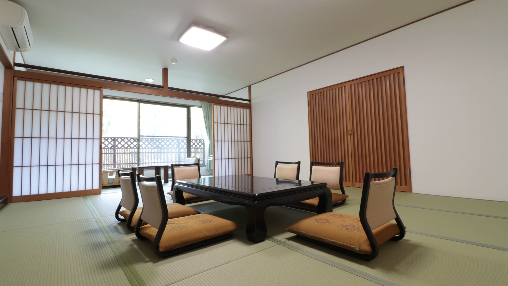 West Building 15 tatami mats [with bath and toilet] A spacious 15 tatami mat room in a pure Japanese style. This room is also recommended for trips of 3 generations.