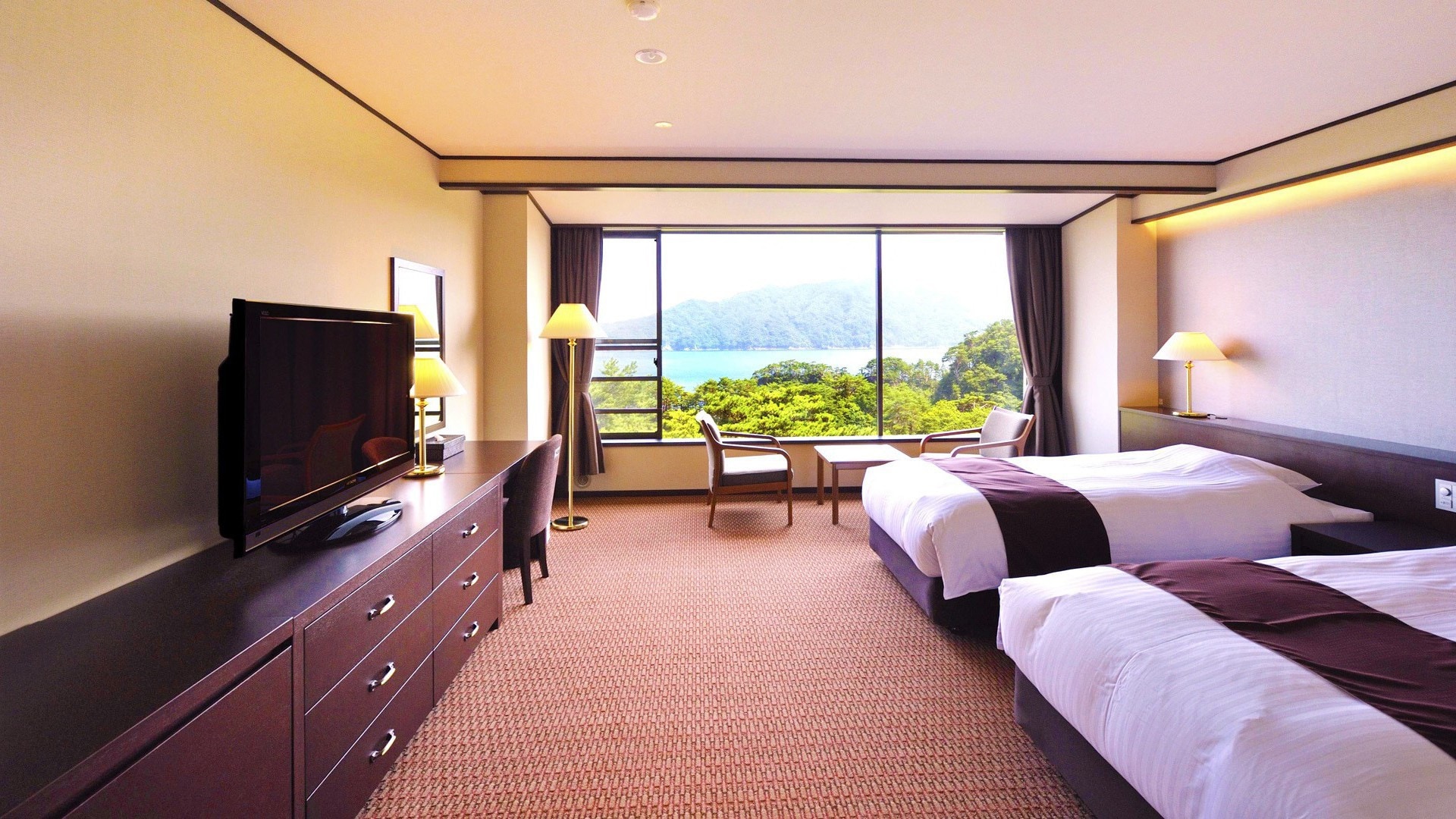 A spacious space and a beautiful view spreading in front of you are attractive _ Seaside Western-style room