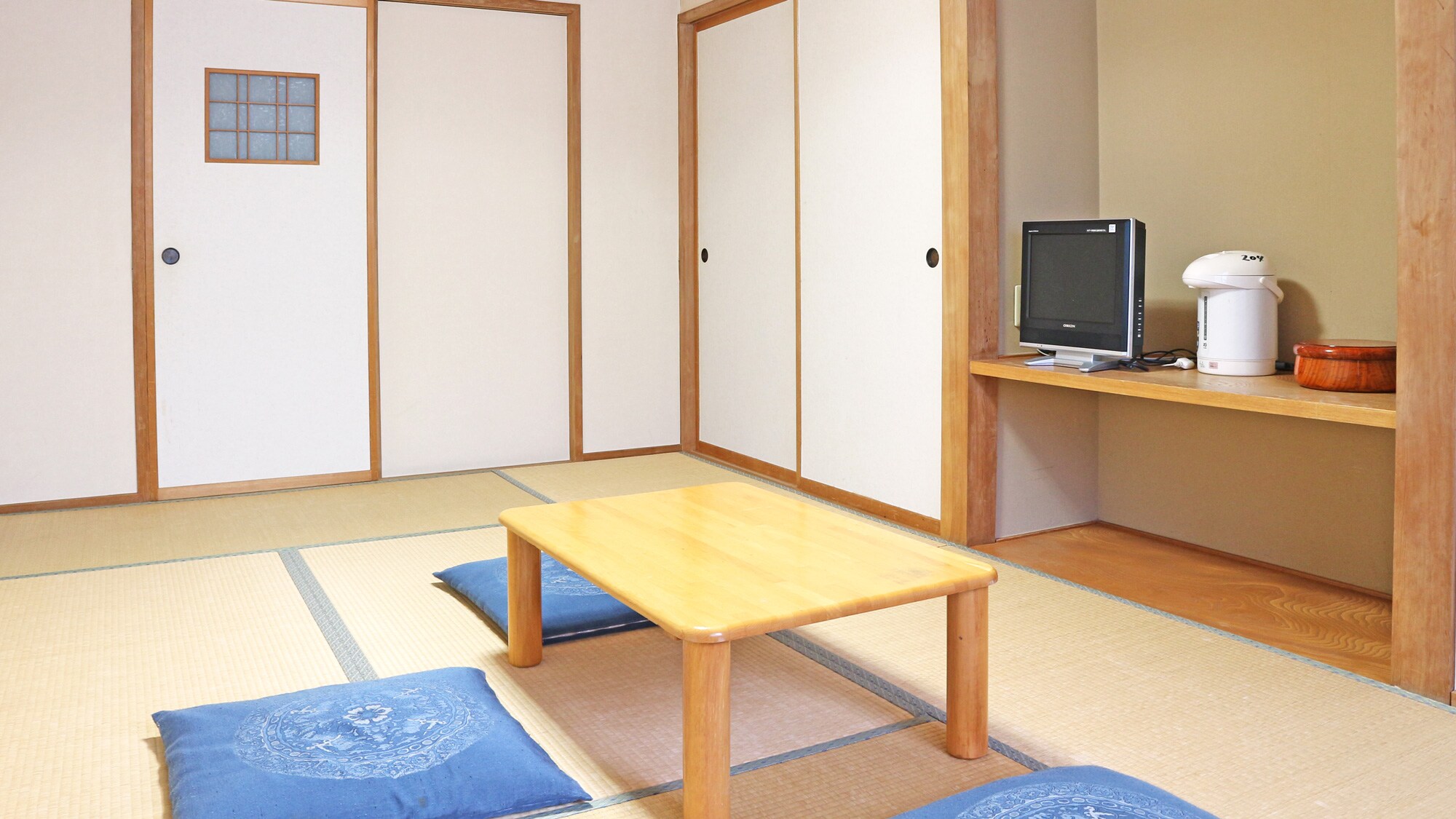 *Japanese-style room with 8 tatami mats (example) Please relax and unwind in our tatami room.
