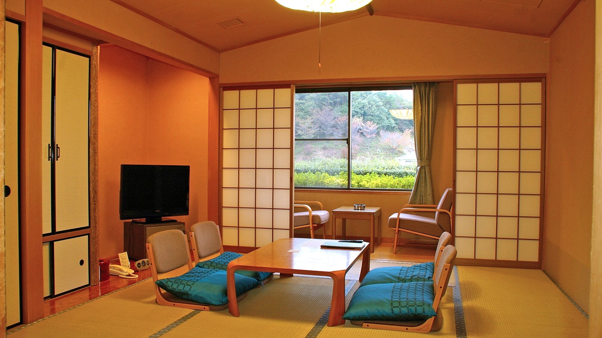 * Japanese-style room: Please relax and enjoy the view of the greenery.