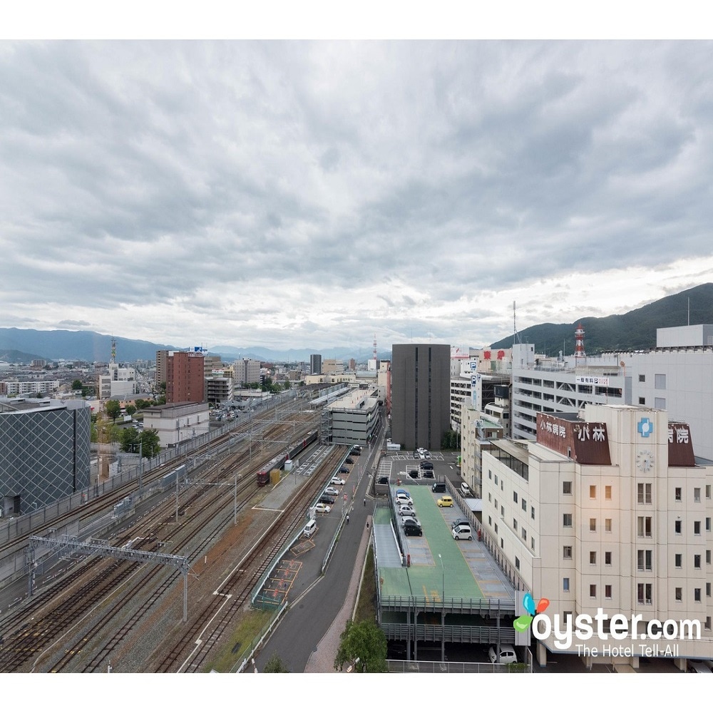 Train view! From some guest rooms, you can see the traffic between the Hokuriku Shinkansen and conventional lines departing from and arriving at Nagano Station.