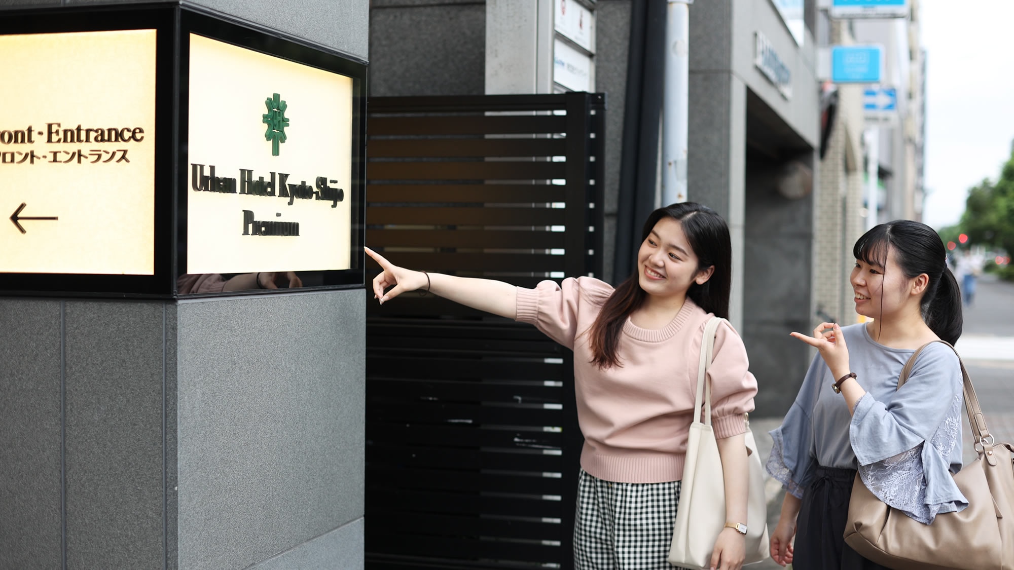 [京都四條高級城市飯店] 市營巴士「四條堀川」旁邊
