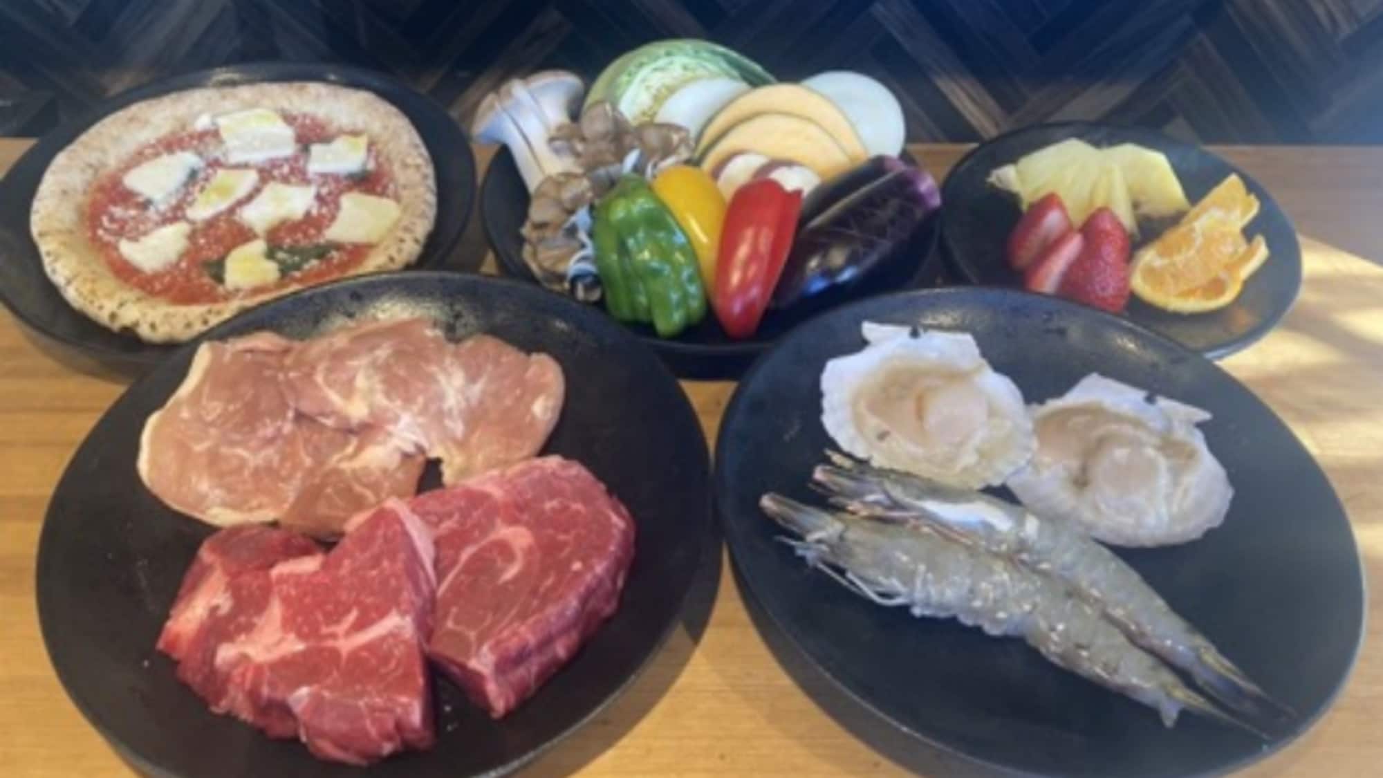 晚餐包括 370 克豐盛的肉類(牛肉和雞肉)、新鮮的海鮮和蔬菜以及披薩