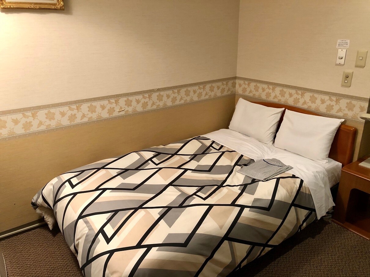 Semi-double bed Bed width 130 cm
