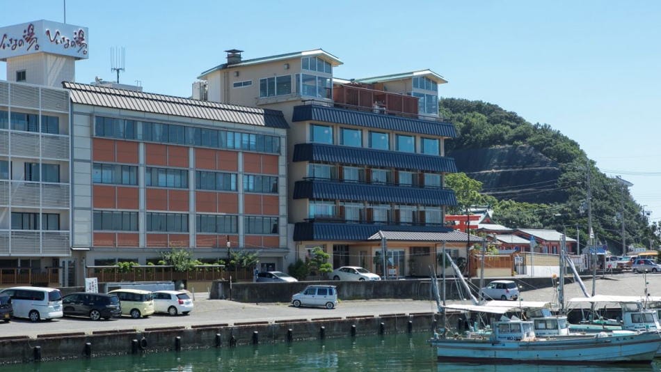 The fishing port is right in front of you! It's a small fishing town with a nostalgic feel.