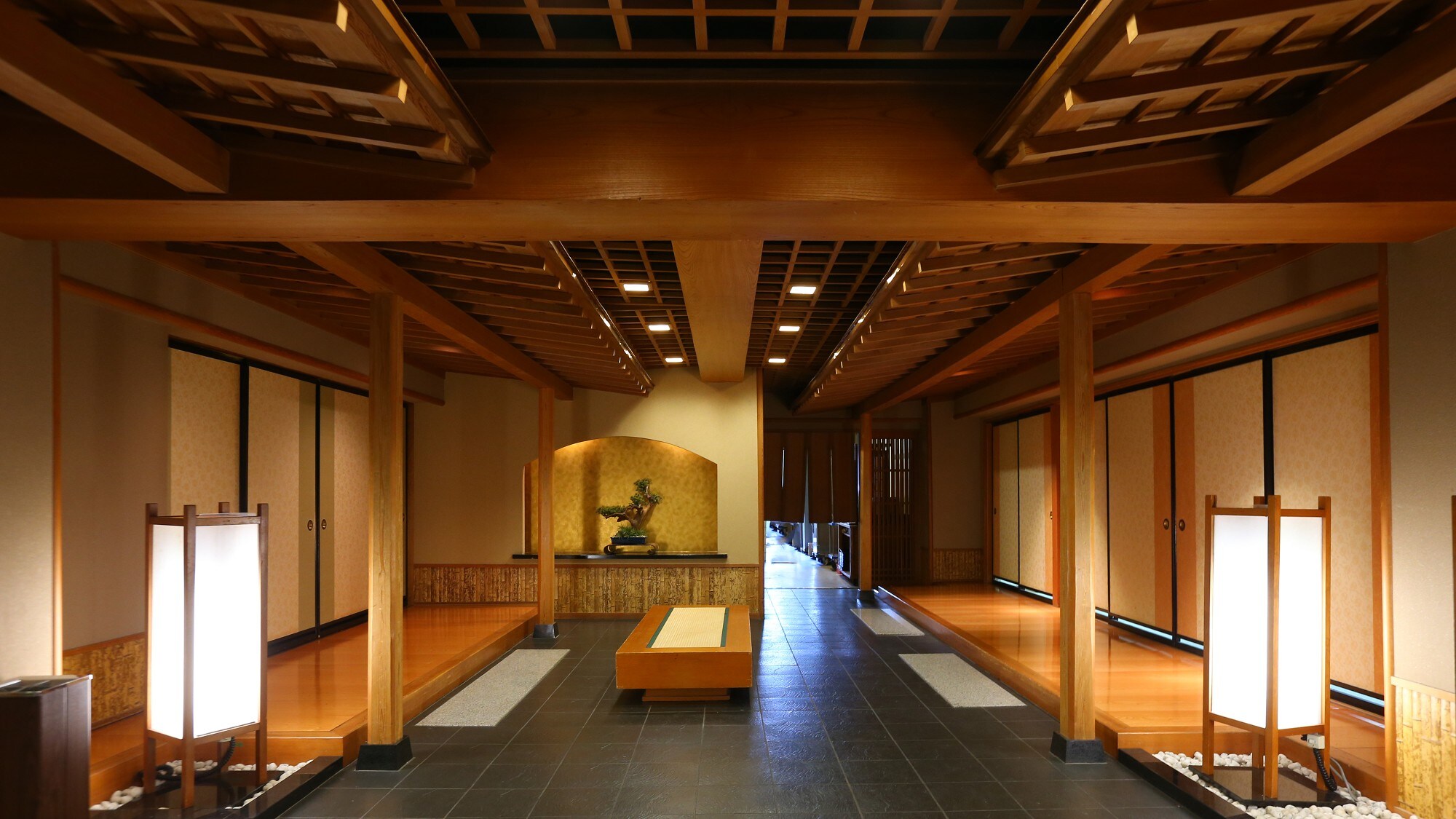 ◇Lobby in front of the great hall. The roof of the hall extends from both sides.