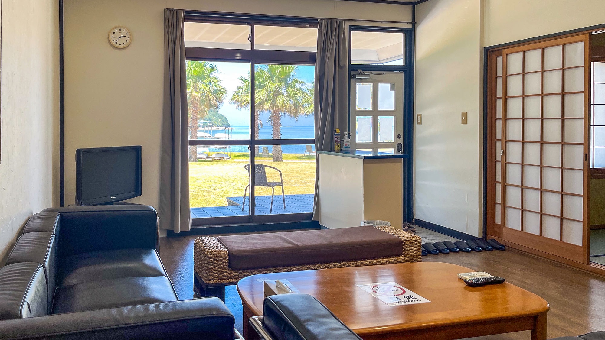 ・[Japanese-Western Room No. 2] Ocean view spreads across the entire window! Relax in the living room with a spectacular view