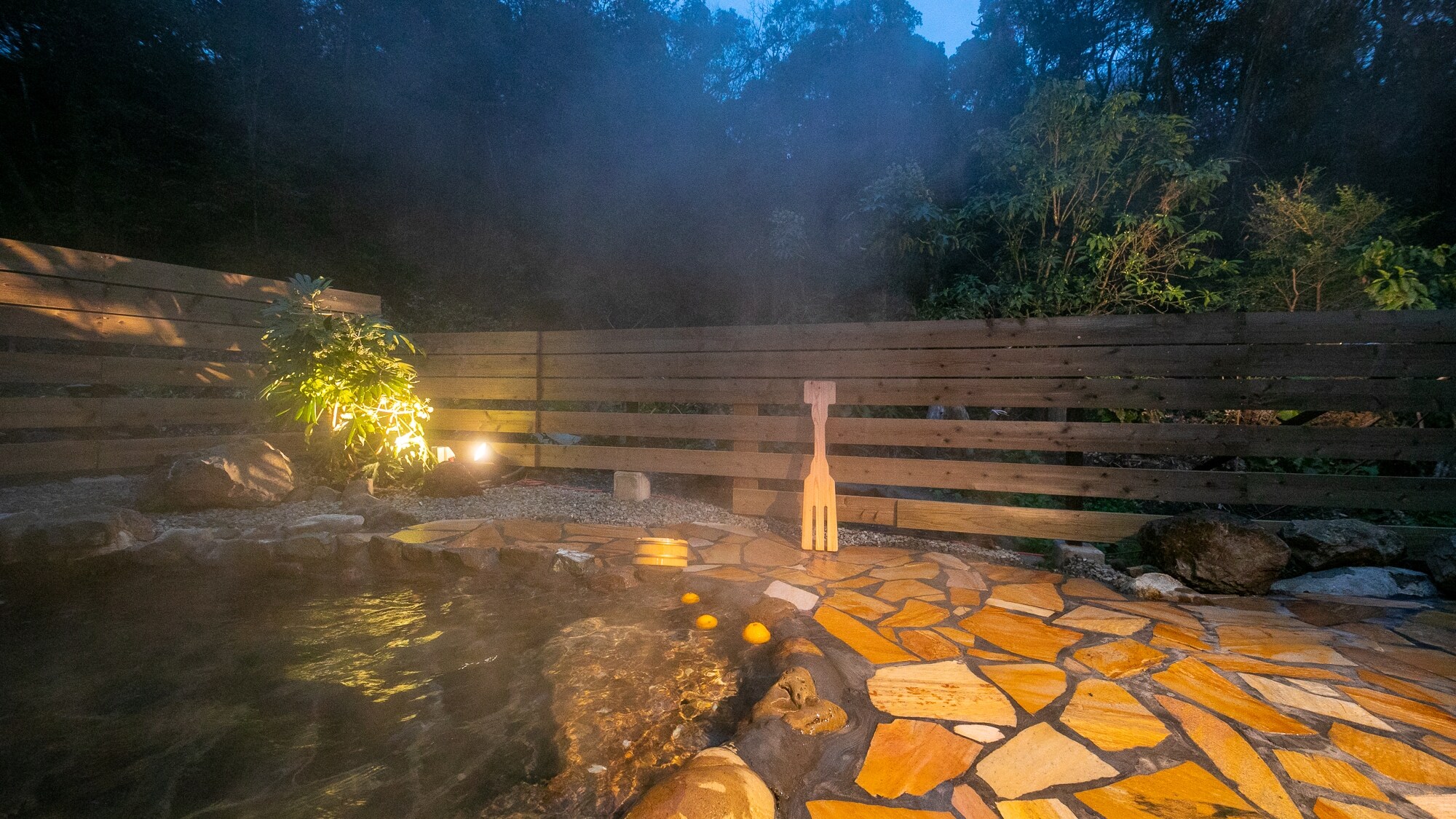 ห้องอาบน้ำกลางแจ้งส่วนตัวกลางป่า