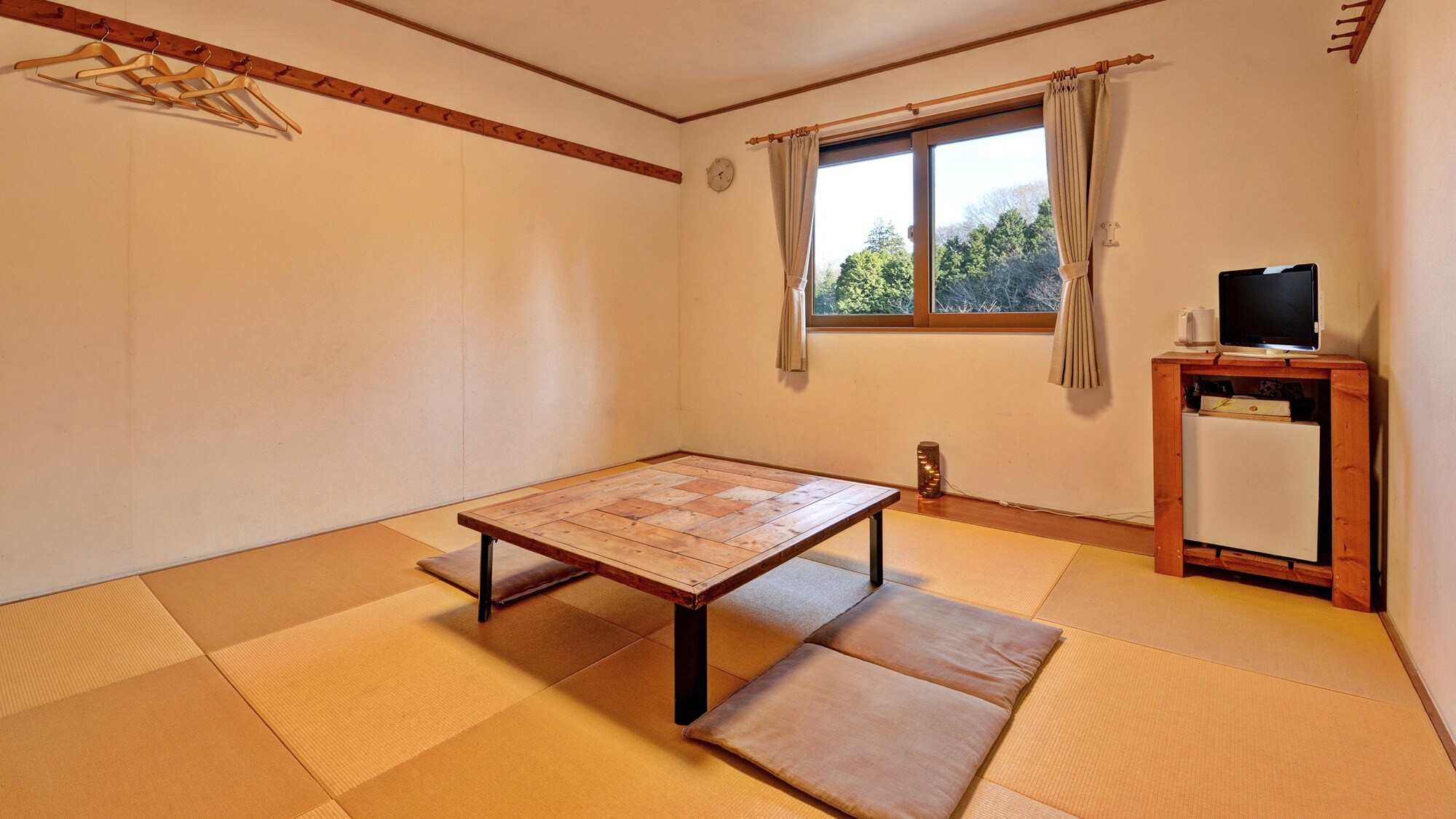 * ห้องพัก (ห้องสไตล์ญี่ปุ่น 10 เสื่อทาทามิ) / ท่านสามารถชมธรรมชาติที่สวยงามได้จากนอกหน้าต่าง