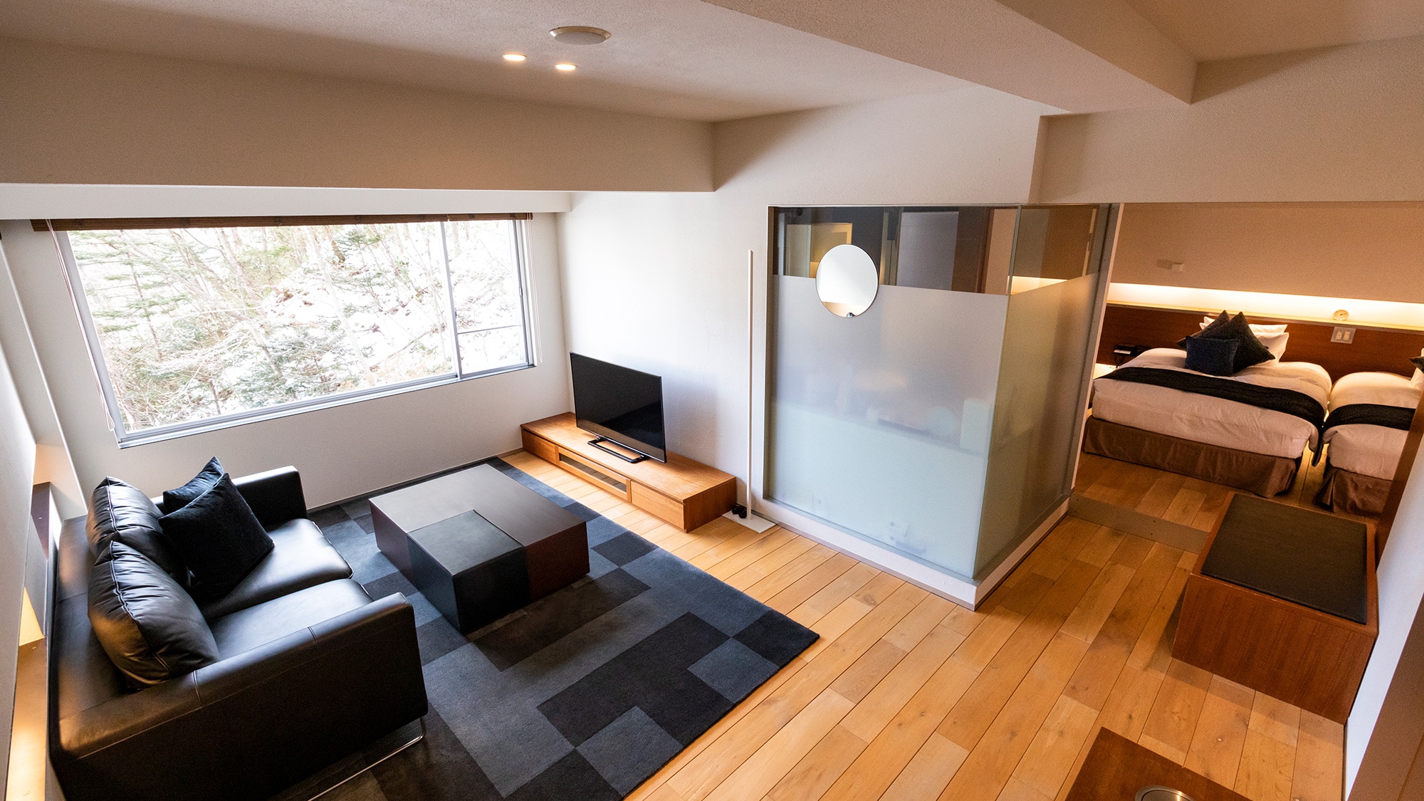 [Junior Suite] The living space and the bed space are separate, allowing you to relax comfortably.