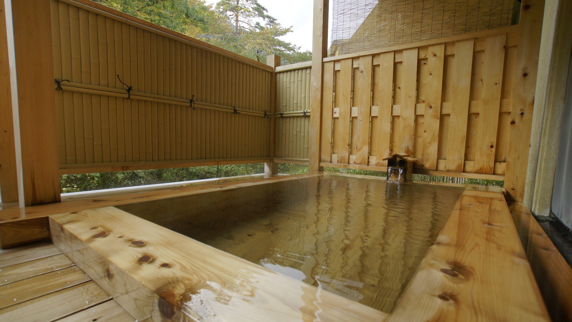 [露天浴池] 男女室内浴池均附设露天浴池。