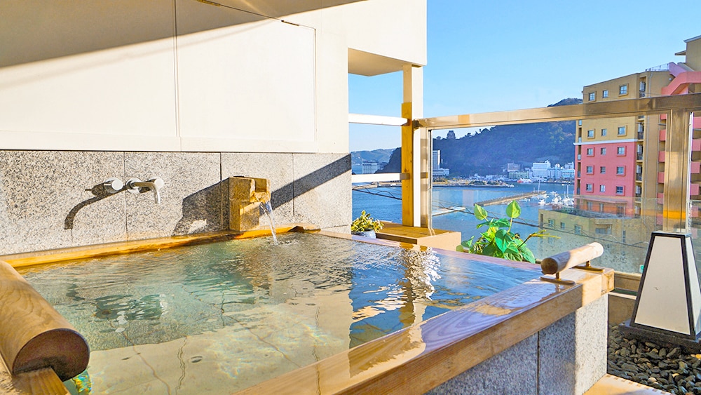 [Midori-KAWASEMI-] Kamar mandi terbuka. Menghadap Teluk Atami dan pemandangan malam Atami di malam hari