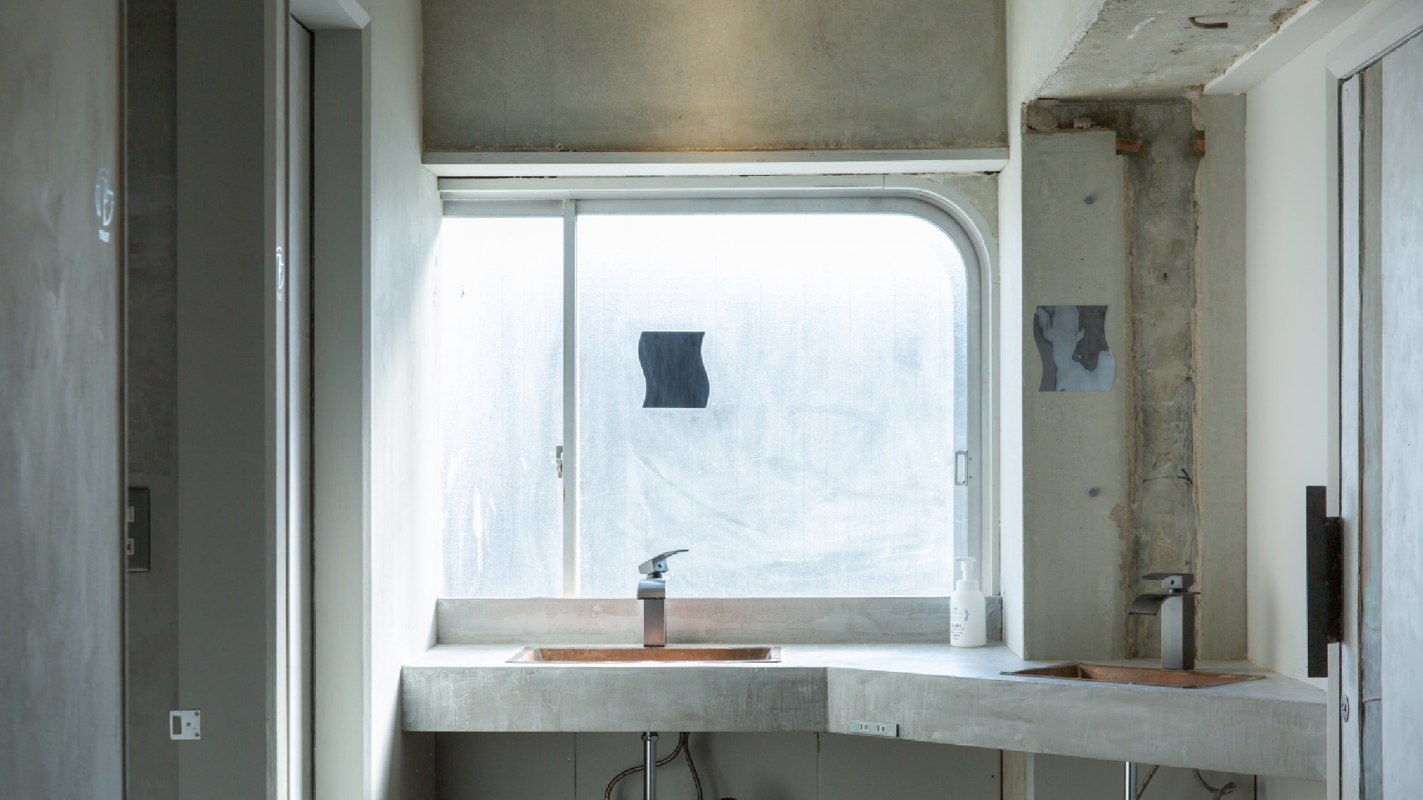 ・[Washroom] A bright washroom with light coming in from the window.