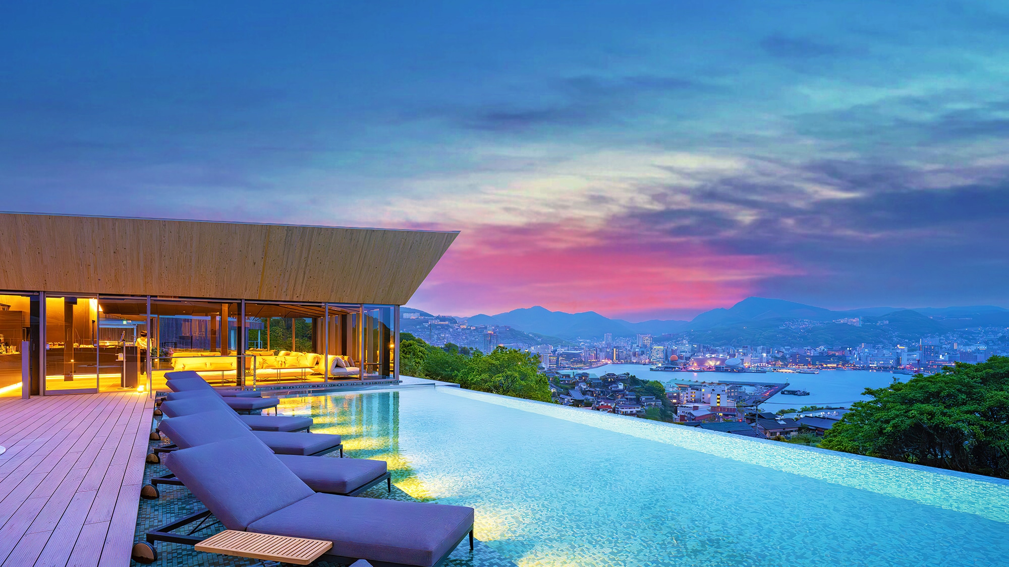 ■Newly opened in April 2011■ [Infinity Pool Area] A panoramic view of Nagasaki cityscape and its night view from the middle of Mount Inasa