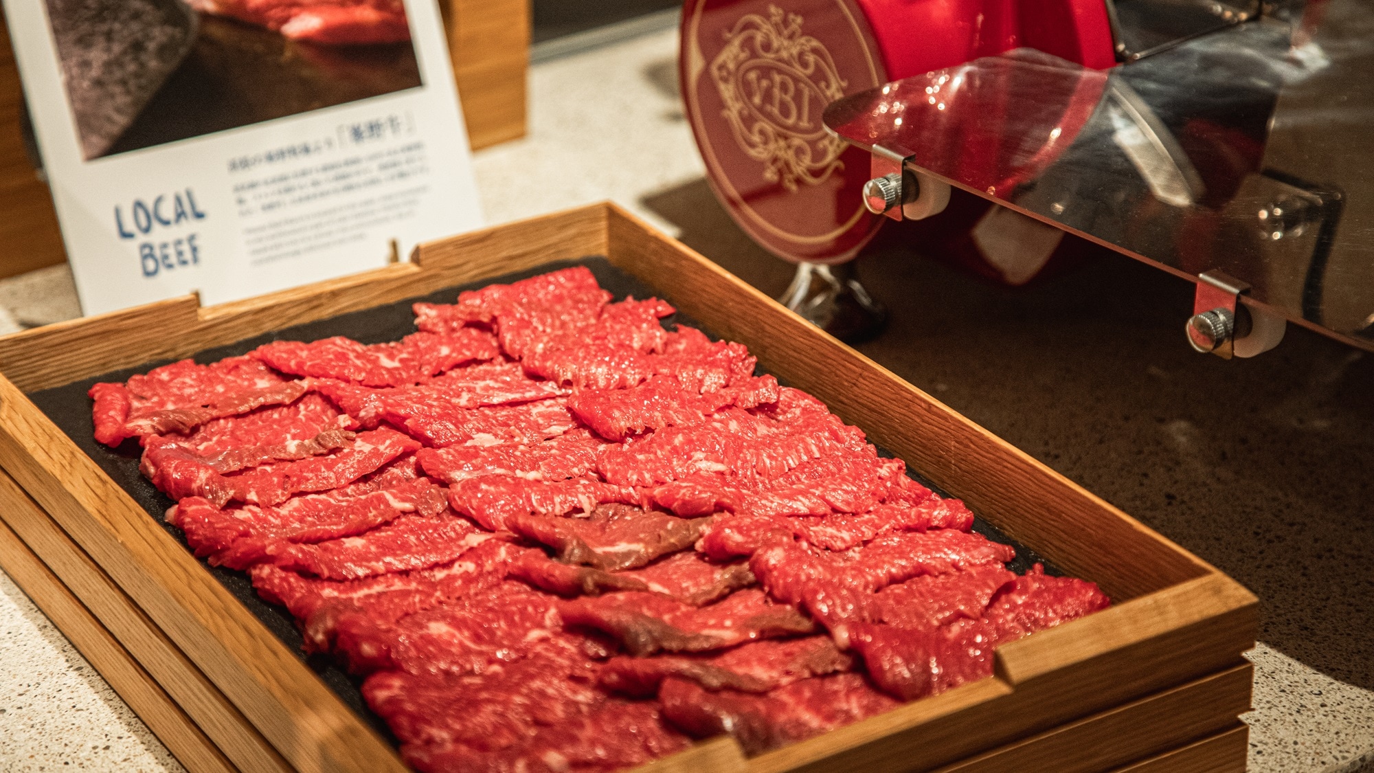 [Dinner buffet] In the live kitchen, a chef will grill thinly sliced "Mineno beef" on a hot plate right in front of you.