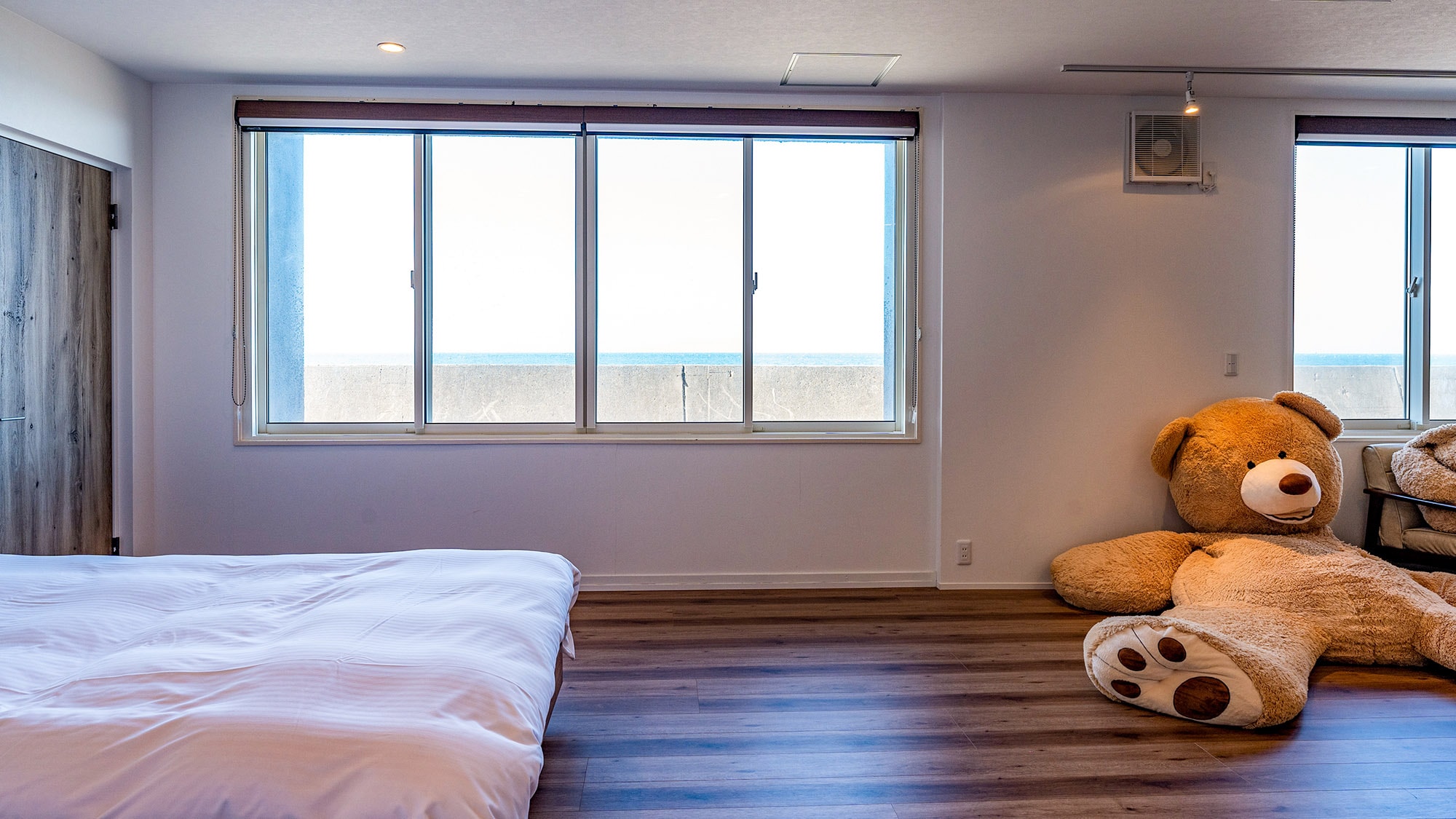・[Bedroom] You can see the ocean from the bedroom