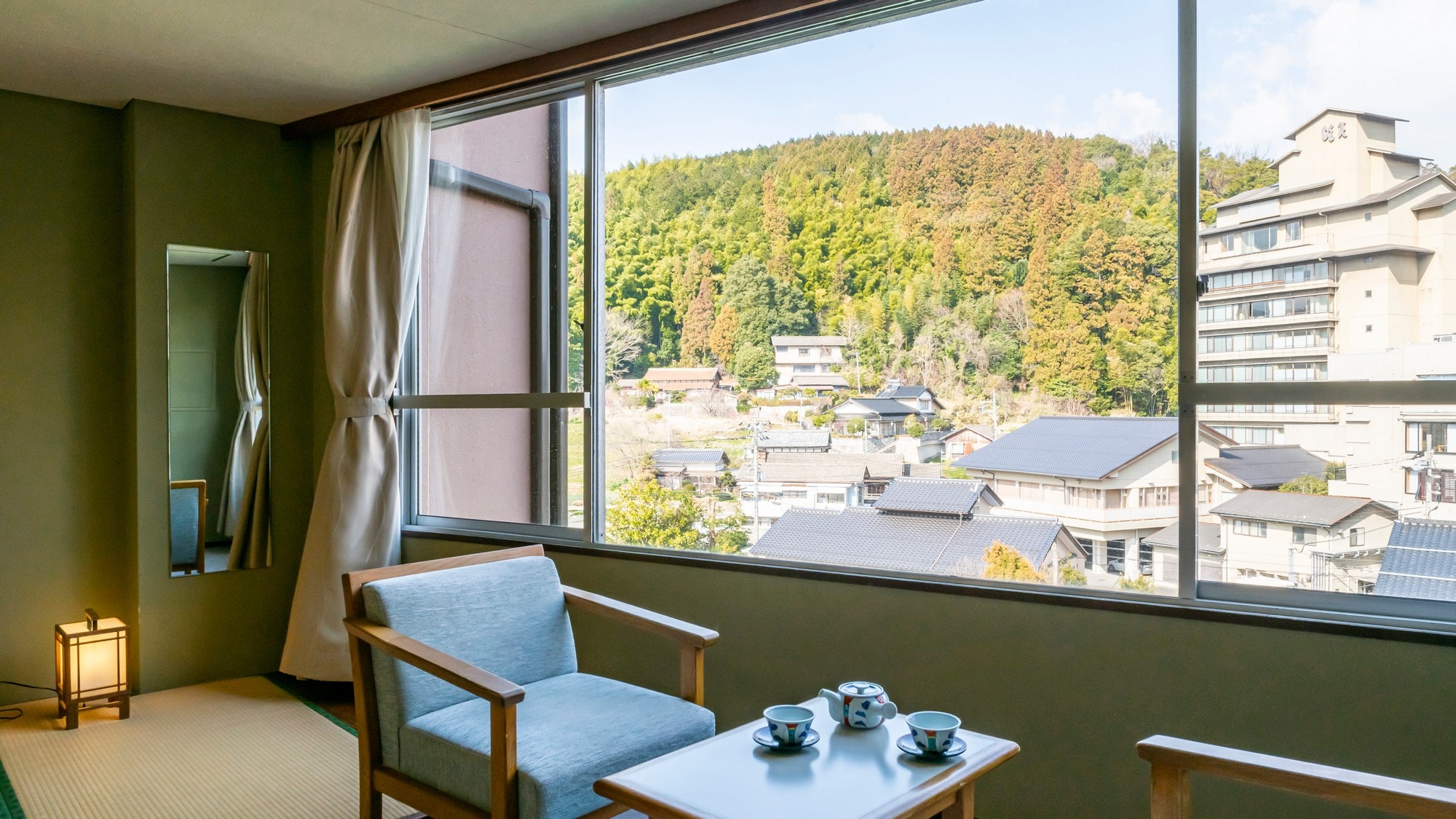 您可以從窗戶俯瞰溫泉小鎮的城市景觀。標準日式房間