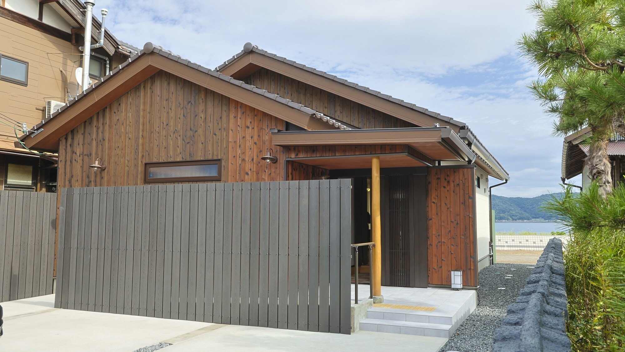 Bagian luar Bettei Luxury Villa yang mewah menghadap Teluk Miyazu