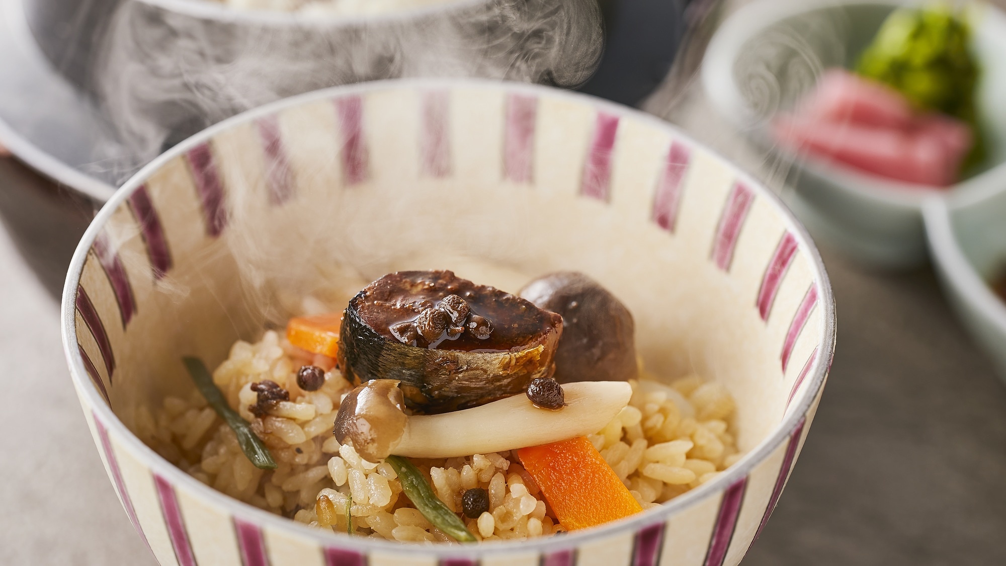 【时令怀石料理晚餐】秋季（2026年9月-11月）餐点：用蟹味菇煮的米饭，以及用有马风味酱汁炖的秋刀鱼。