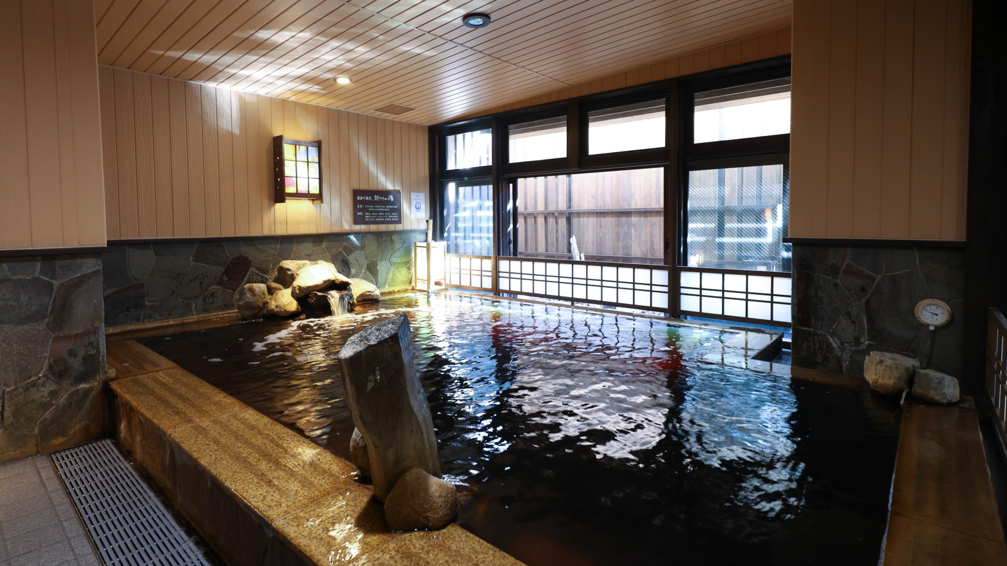 [男] 室內浴池（水溫40-42℃）