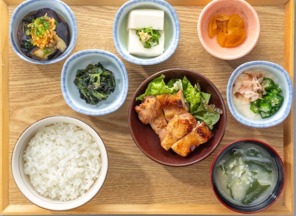 모로미 치킨 숯불 구이의 아침 정식