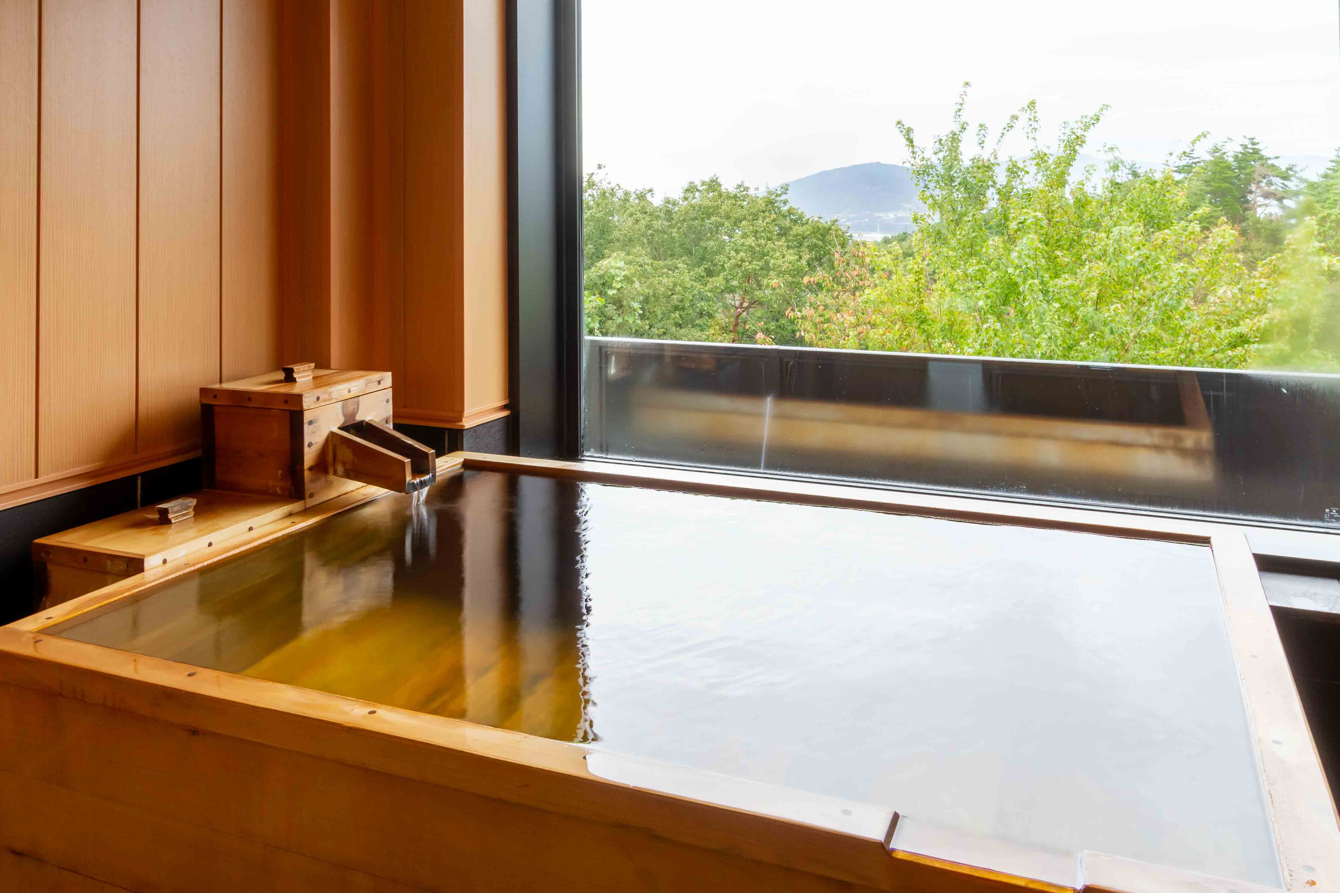 [Guest rooms with indoor cypress baths on the 2nd and 3rd floors] Indoor bath