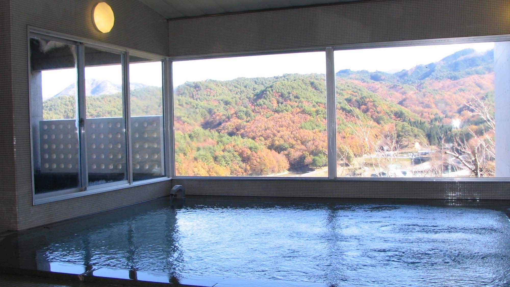 ・大浴场：红叶美丽的津黑山是绝景。