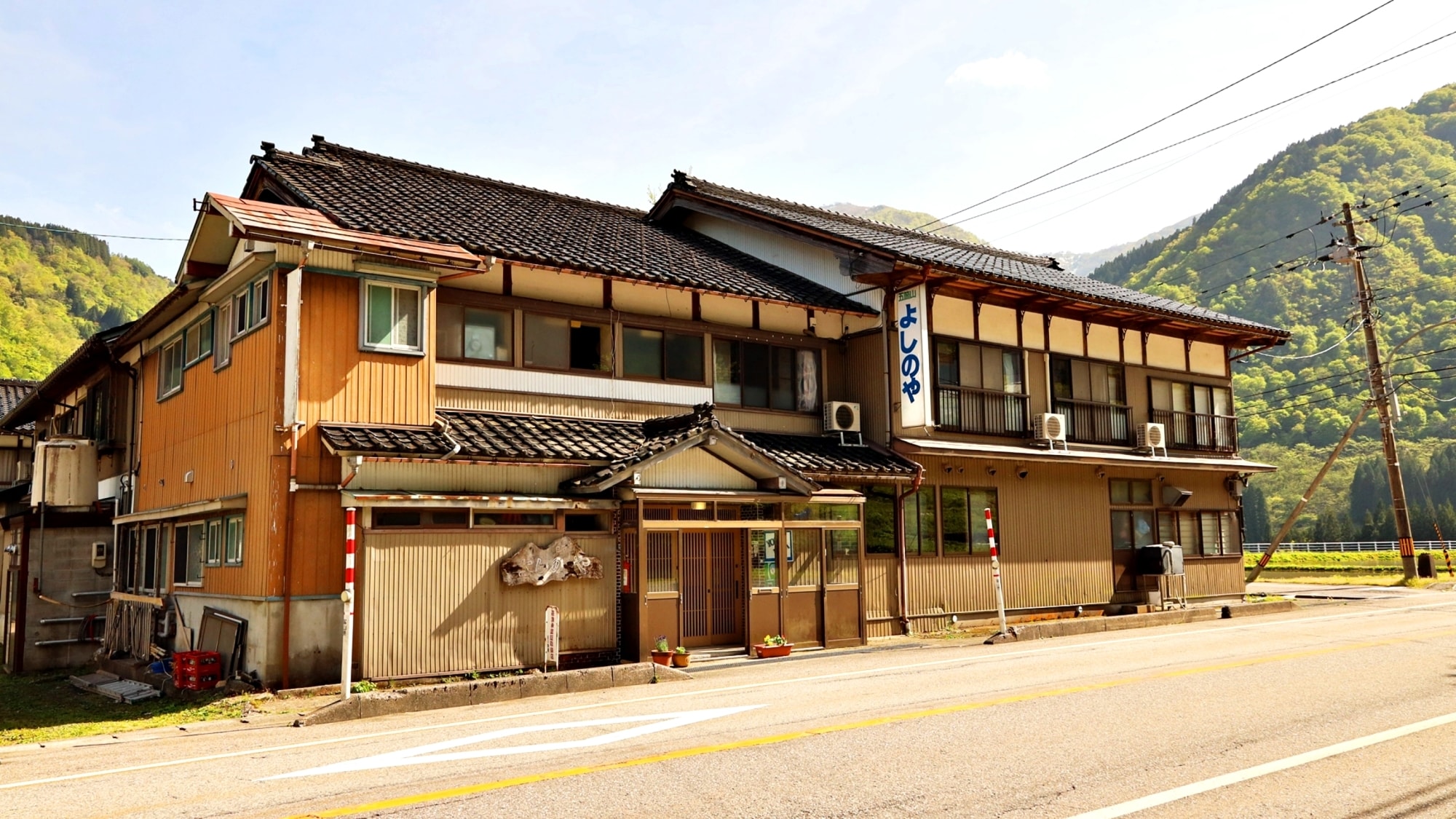 [Exterior] An inn that boasts mountain village cuisine in the idyllic mountains.