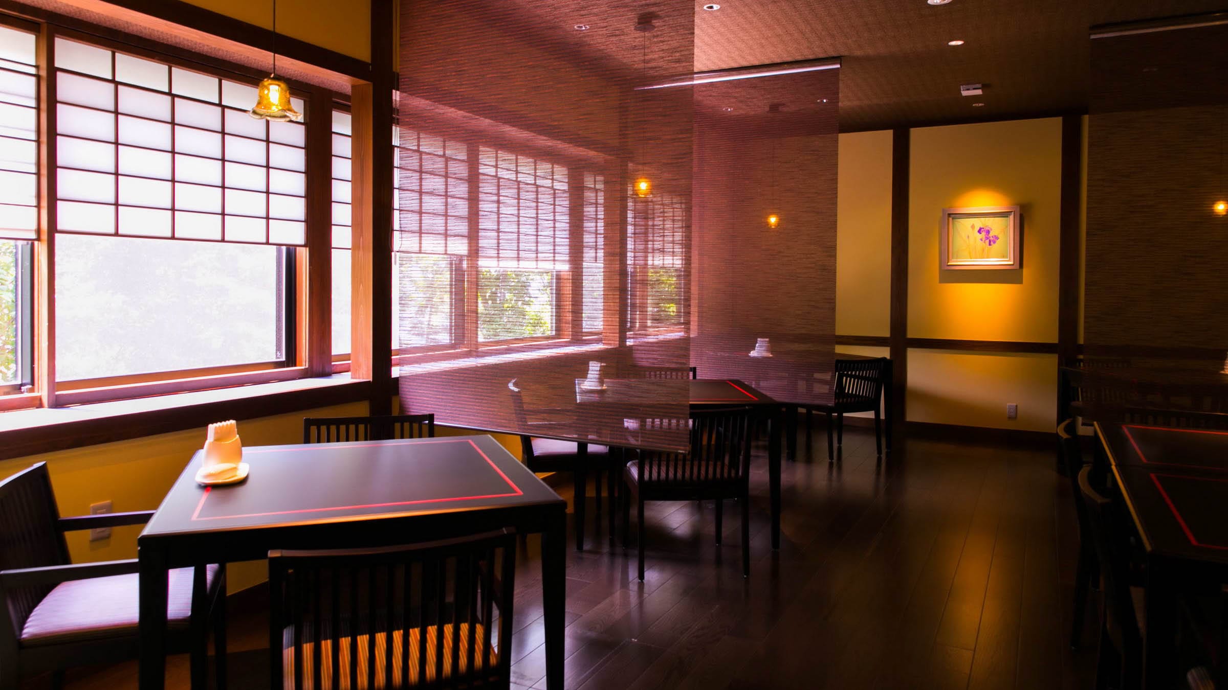 식당은 잘 나누어진 공간입니다.