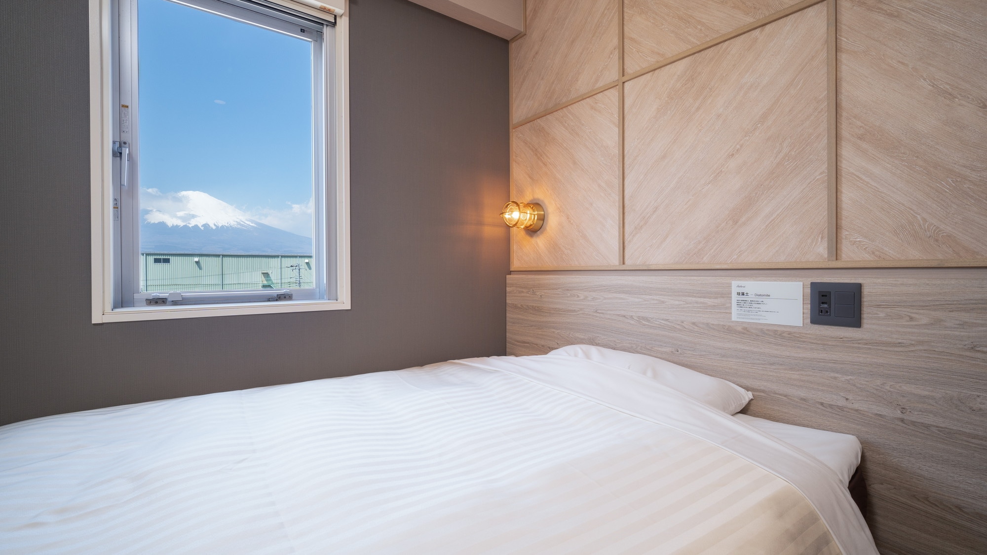 A 150cm wide bed and a mattress with just the right amount of firmness will ensure you a good night's sleep.