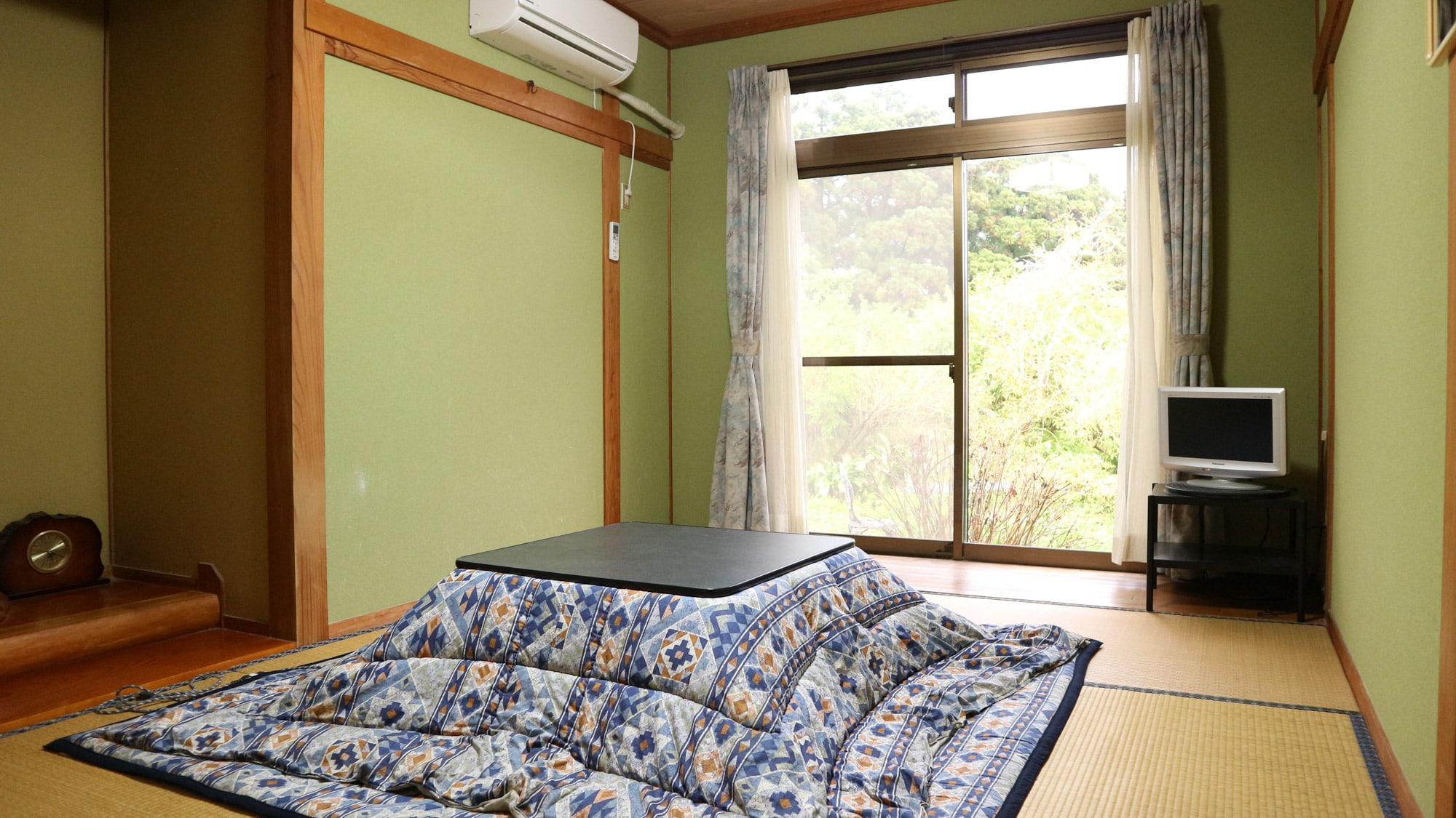 *[Guest room example] Japanese-style room (6 tatami mats). A simple Japanese-style room. Relax and warm yourself up in the kotatsu in winter.