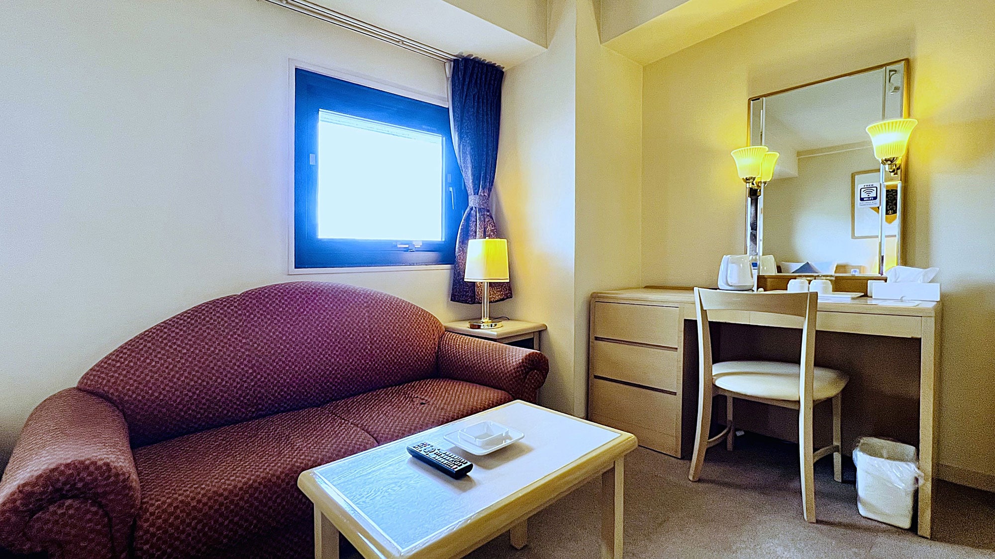 [Kamar Tamu: Superior Twin untuk Merokok - Area Meja & Sofa]