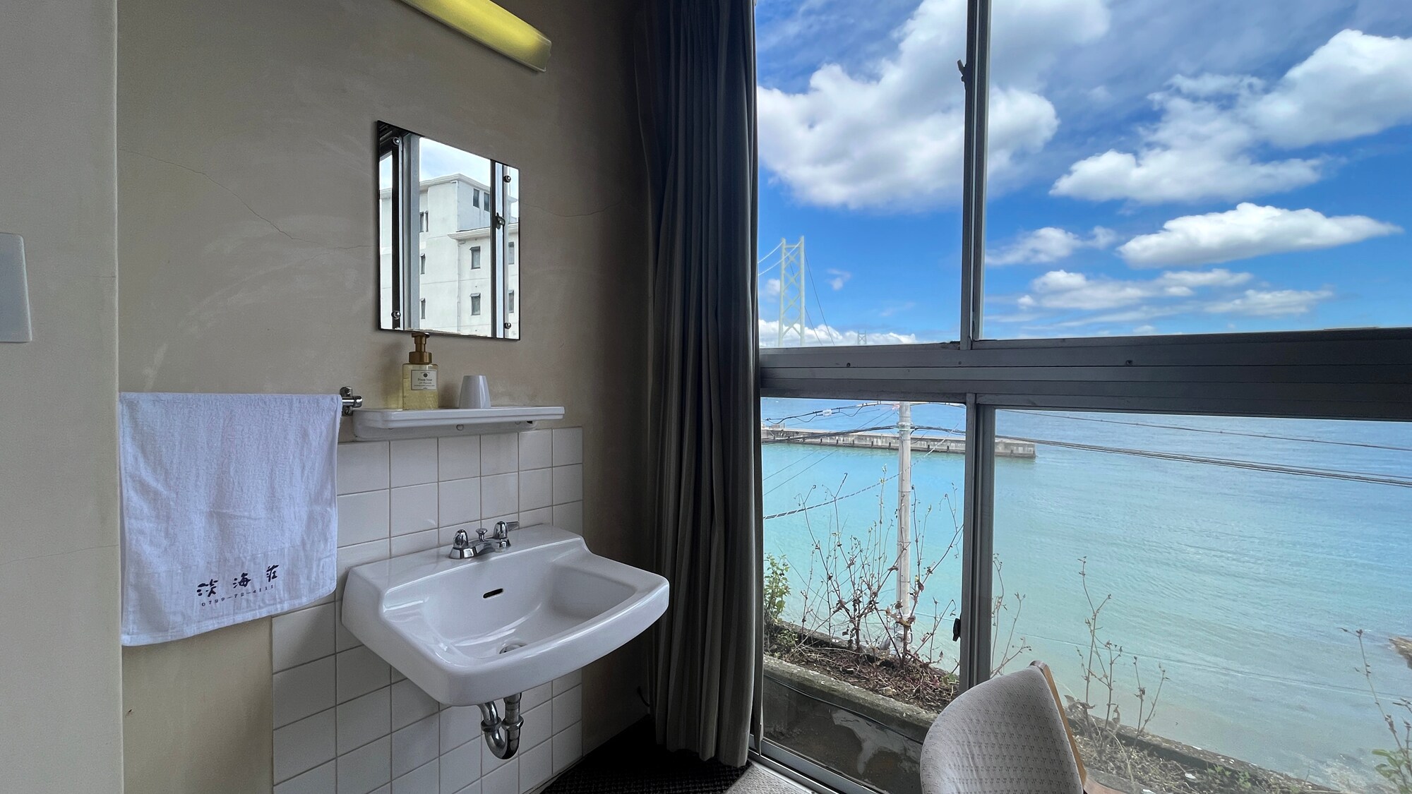 [Annex/Rooms] Each room has a separate washbasin.