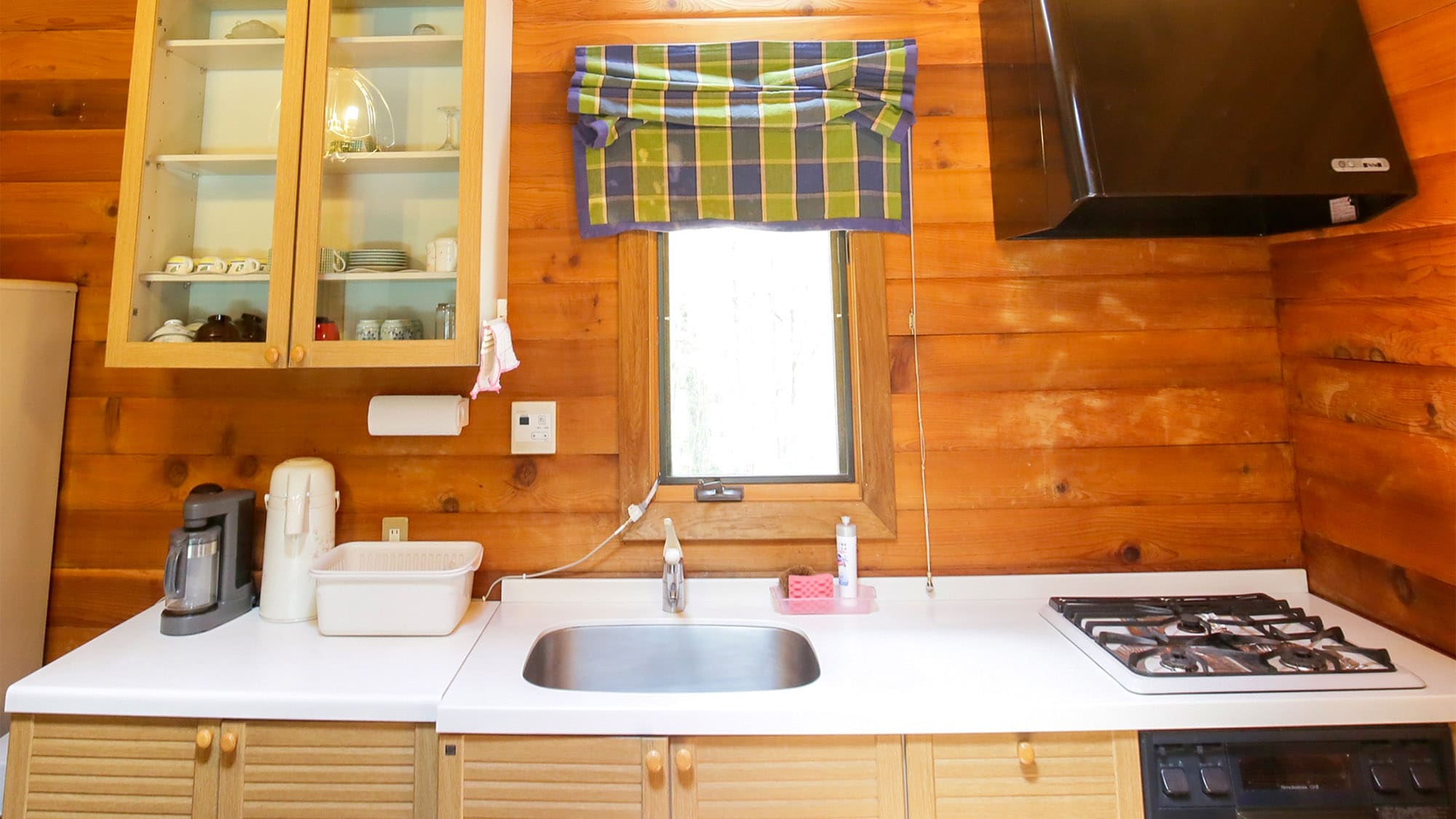 ・Ann: A renovated kitchen with a flat design, including an induction heater and sink.