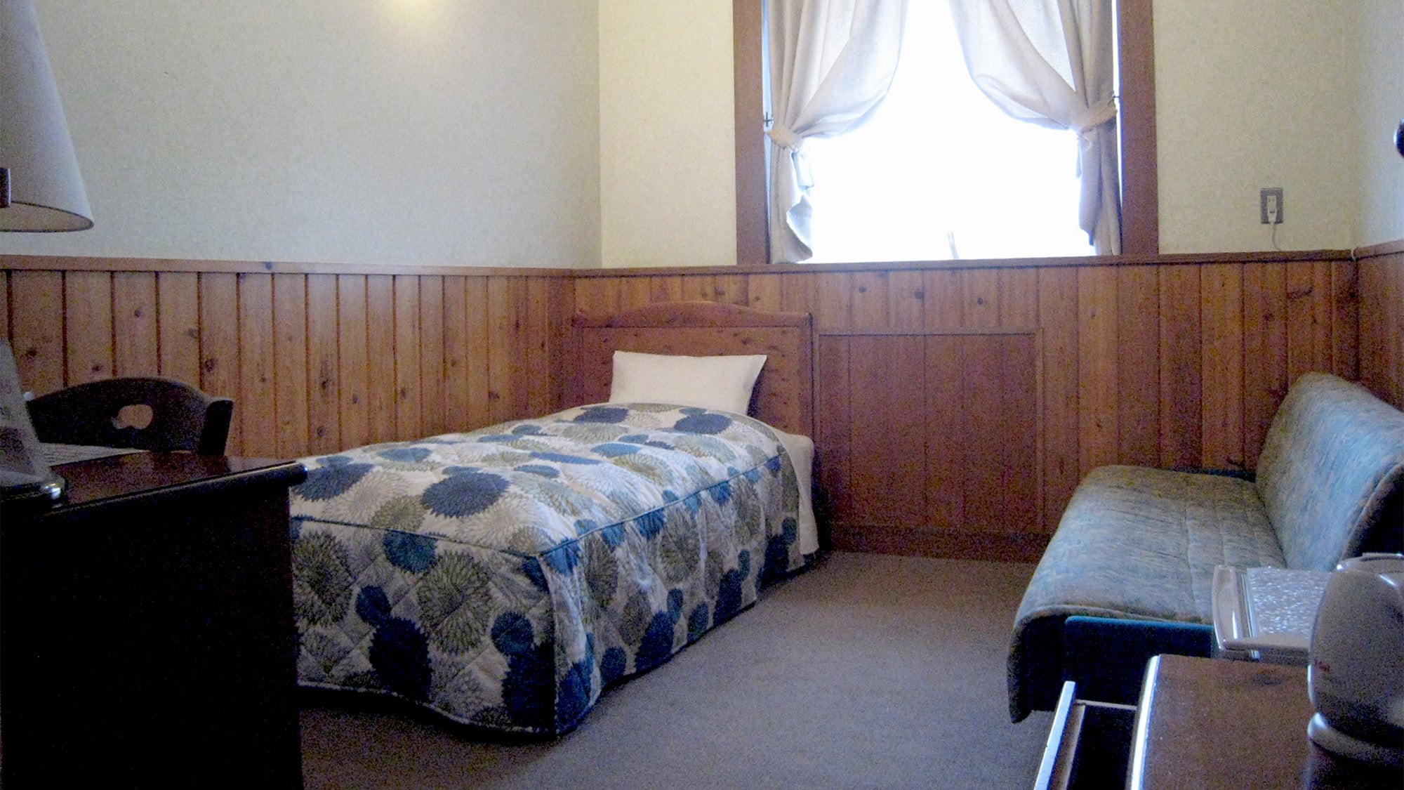 ・[Example of Western-style room B] Single room. Woody and calm interior