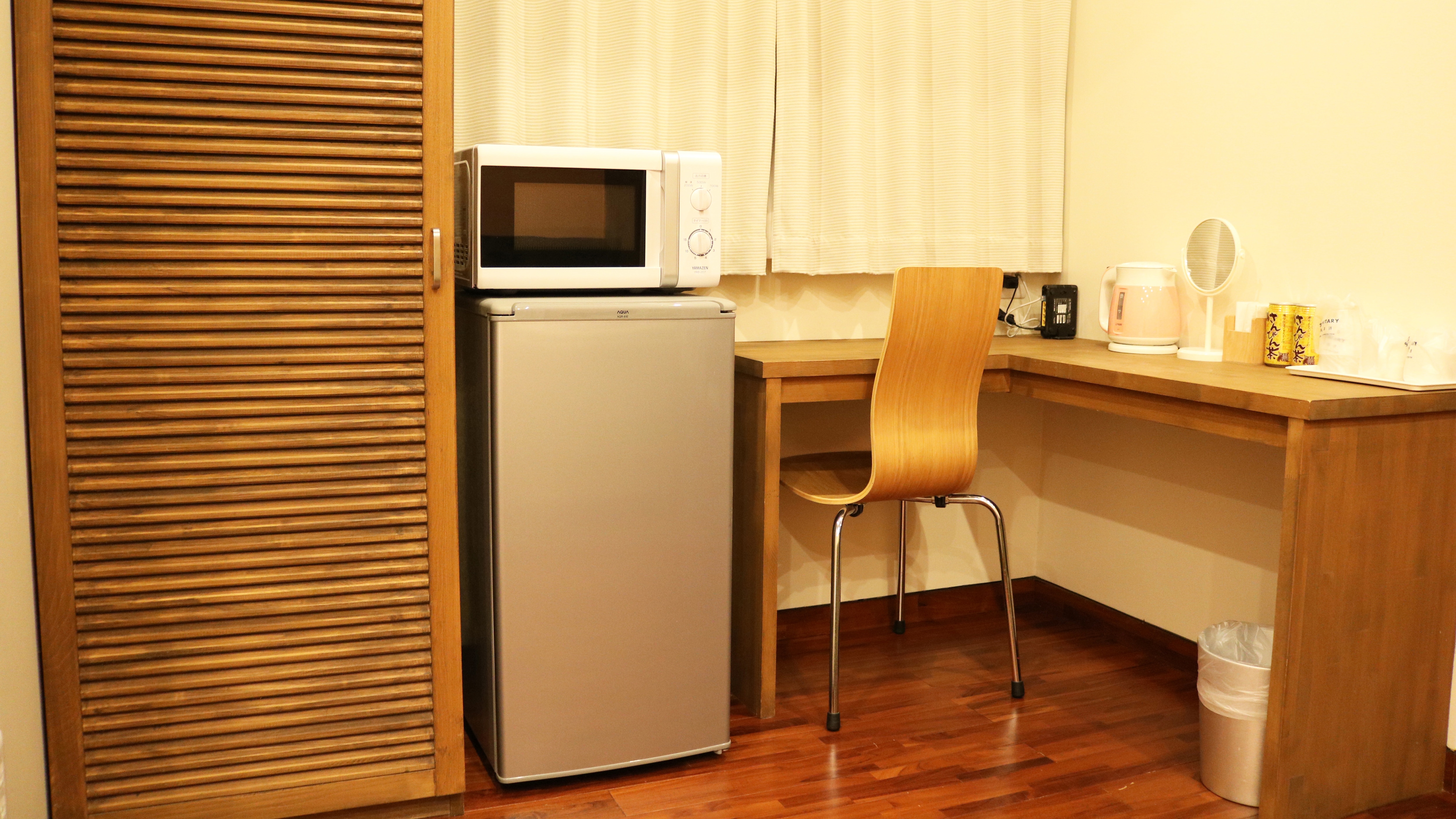 Refrigerator/Microwave/Electric kettle/Single-seat desk