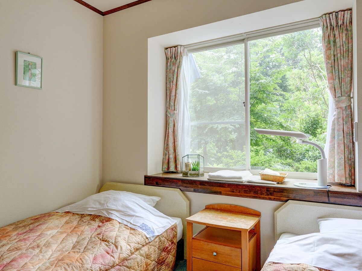 *Western-style twin/Twin room recommended for couples