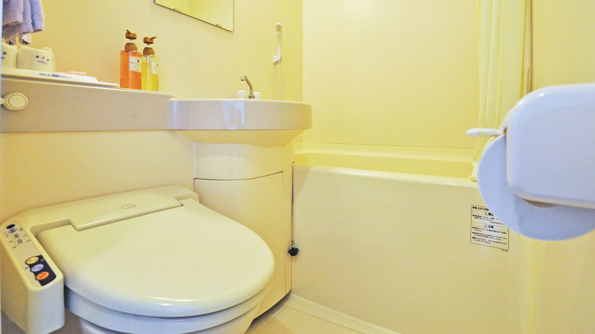 [Bathroom] A clean and bright bathroom. (Unit bath)