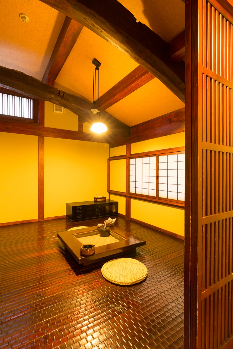 Hai phòng theo phong cách Nhật Bản liền kề (8 chiếu tatami x 8 chiếu tatami) & phòng lò sưởi