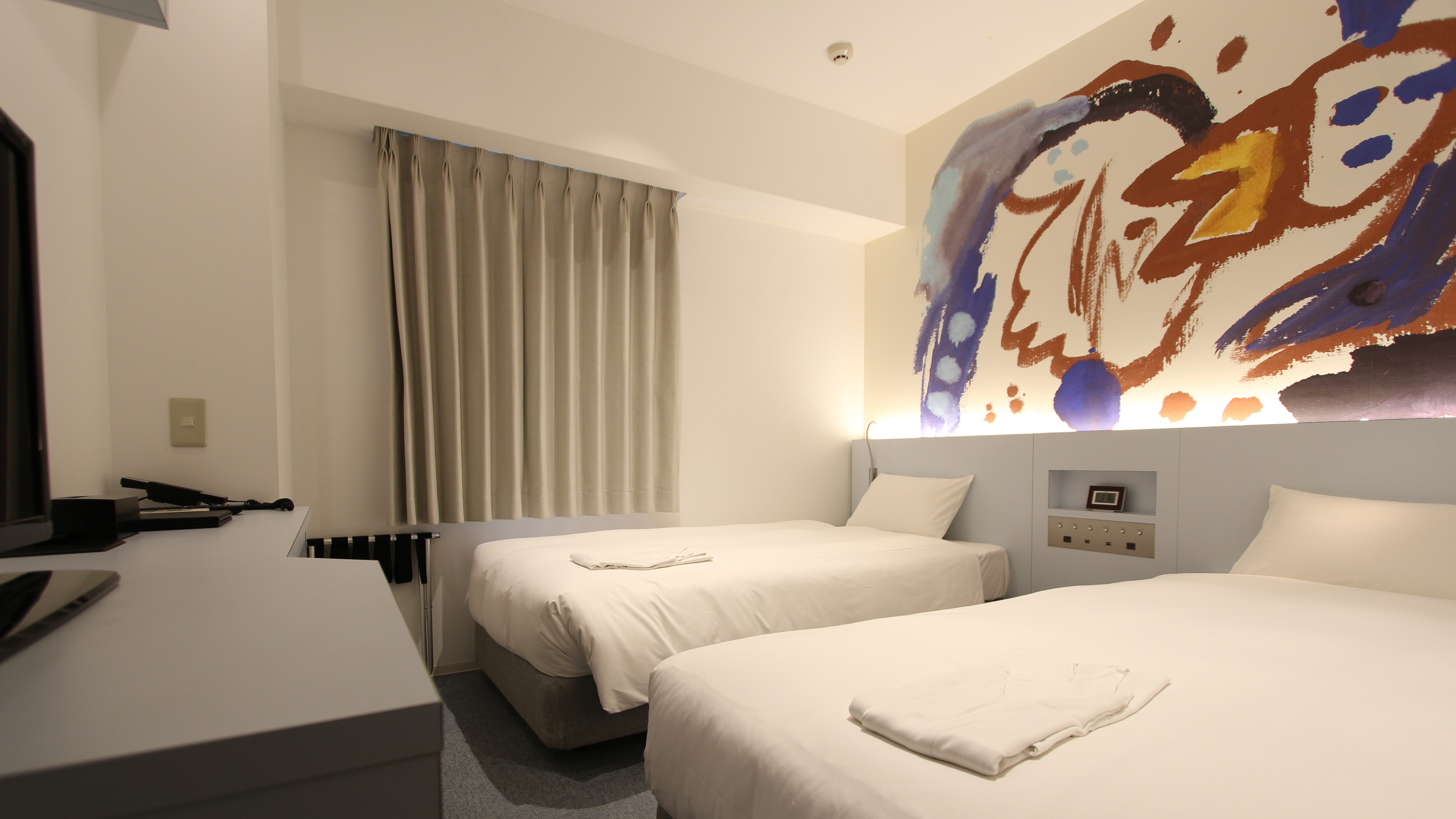 เตียงแฝดขนาดกลาง * การออกแบบงานศิลปะแตกต่างกันไปขึ้นอยู่กับห้องพัก