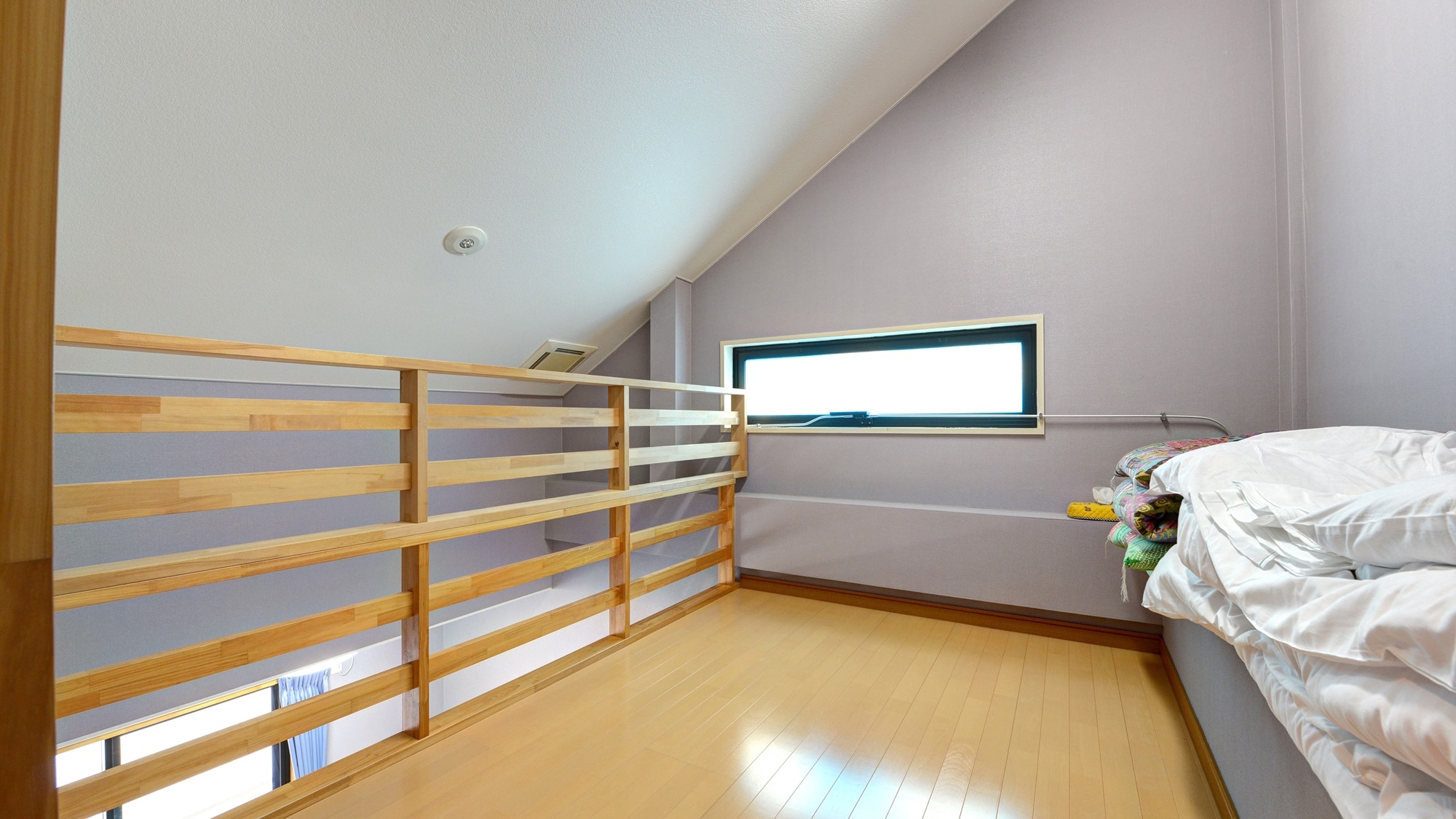 *[Western-style room with loft] The loft can accommodate up to four people by laying futons in it.