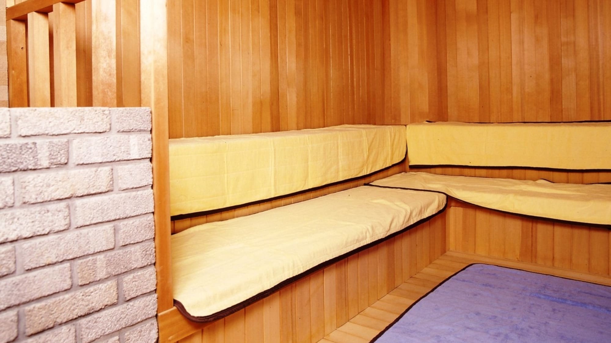 Large communal bath and sauna - Refresh yourself after a long day in the sauna