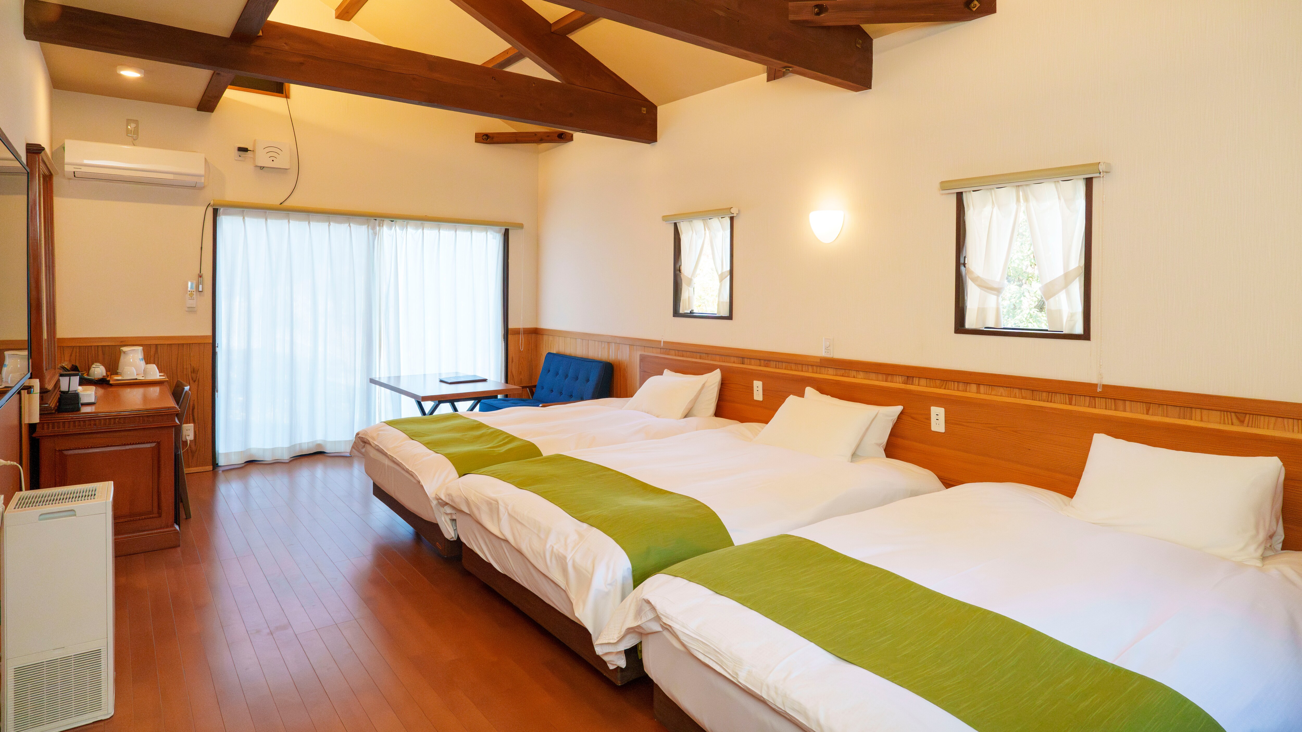Kamar triple bergaya Barat